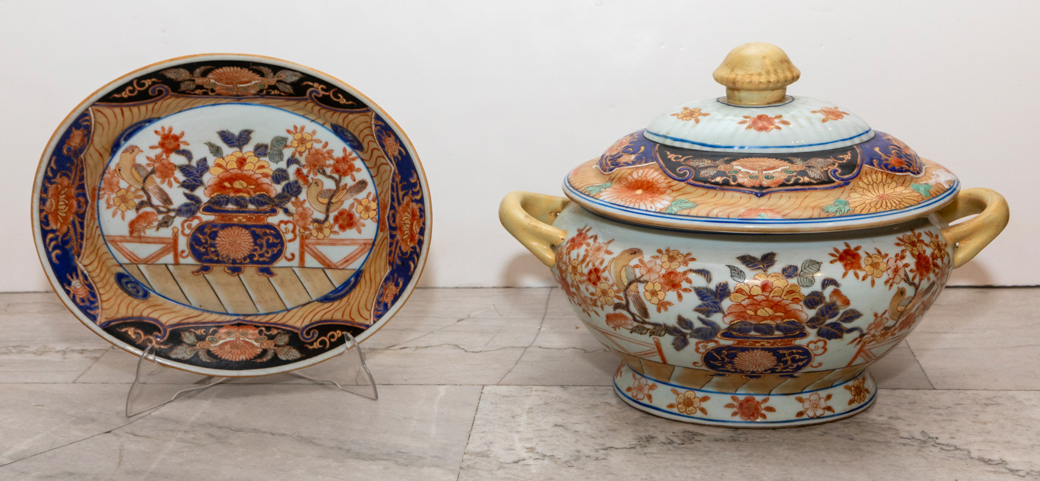 Sopera con presentador, Imari, Japón, pp. S. XX
En porcelana blanca con decoración de flores y...
