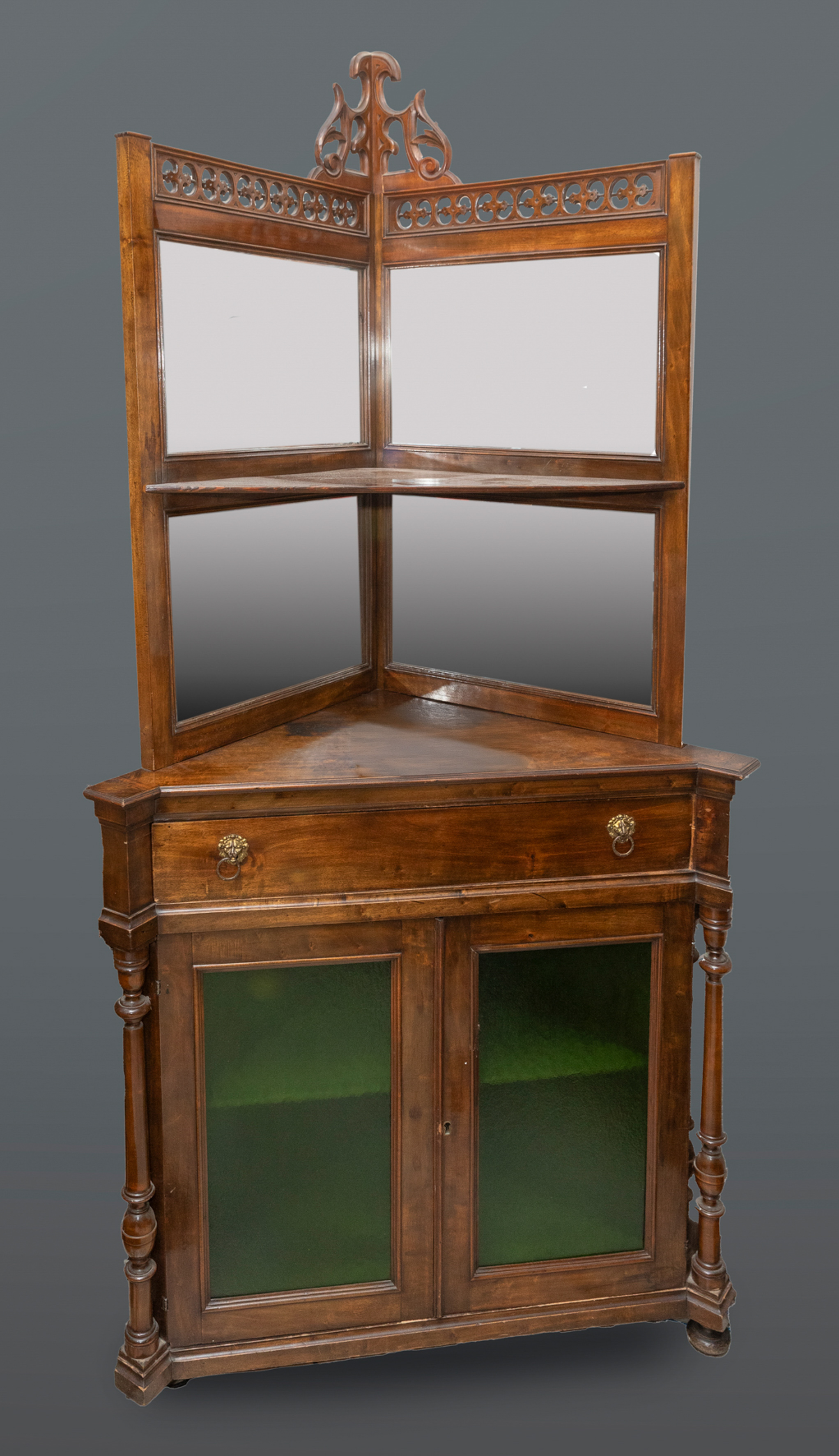 Mueble rinconero, estilo victoriano, Inglaterra, pp. S. XX
En madera de caoba. Cuerpo inferior con...