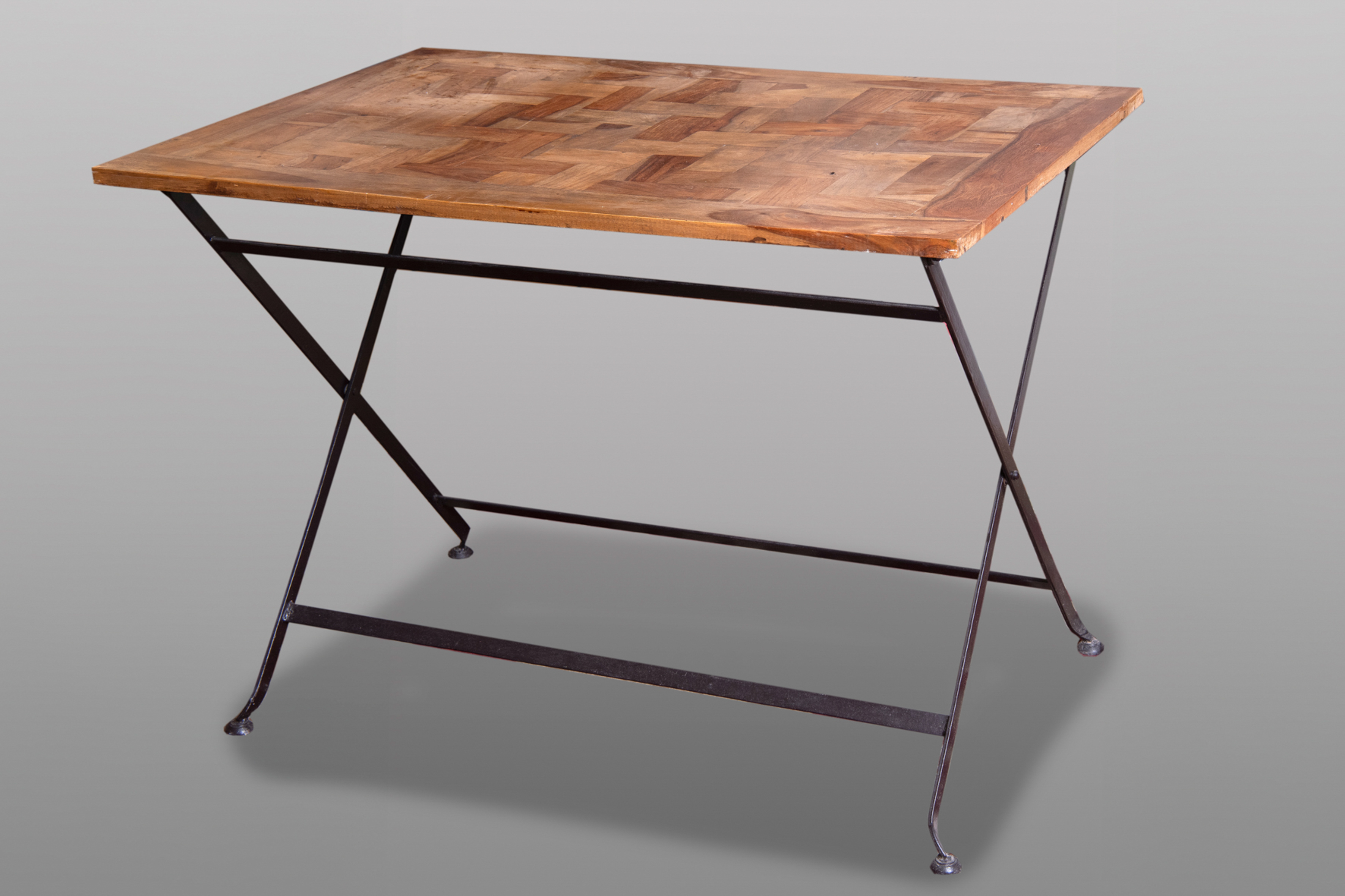 Mesa de dibujo, tablero "a modo de parqúe" en madera de nogal, patas de tijeras en hierro forjado