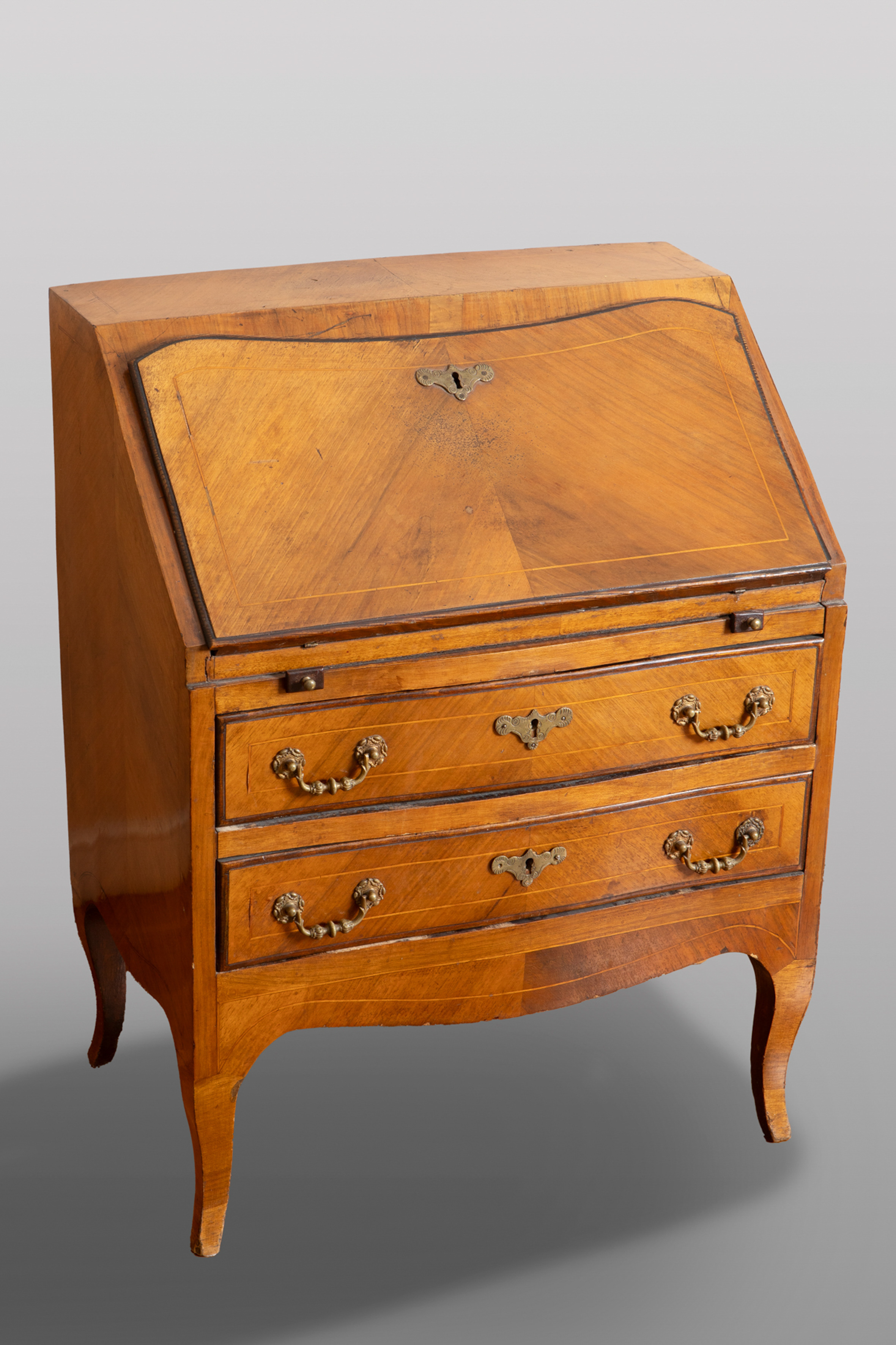 Bureau en Pente, estilo Luis XV
En madera de nogal y fileteados de limoncillo. Tiradores y...