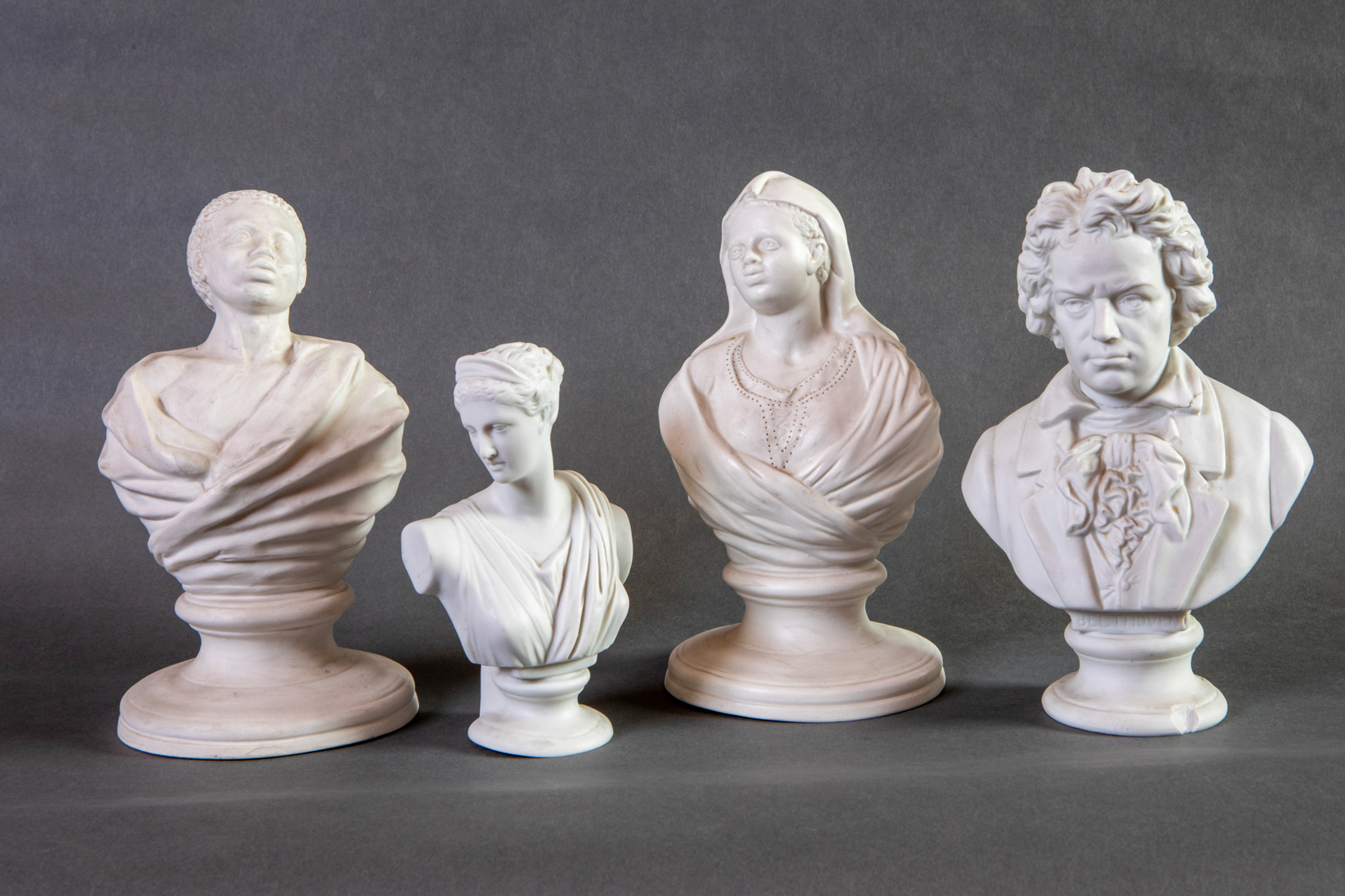 Lote compuesto por cuatro bustos en porcelana de biscuit blanco.
Altura mayor: 23 cm