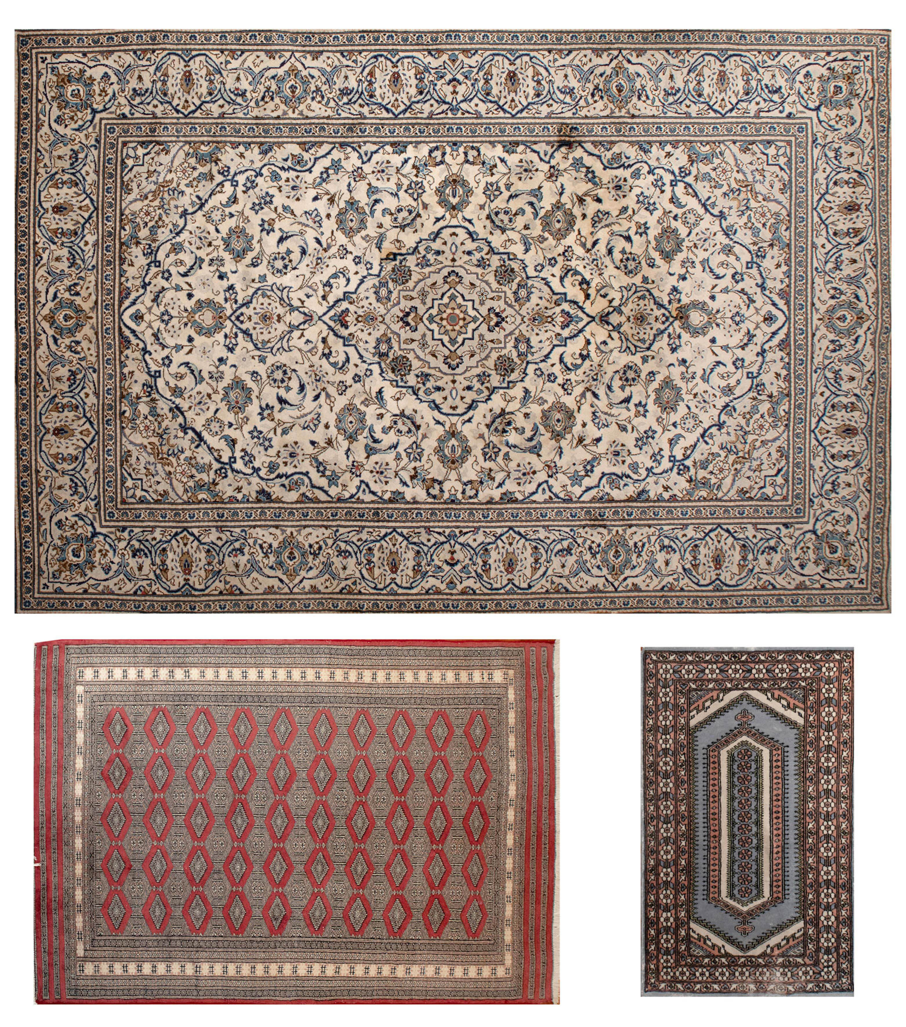 Lote compuesto por tres alfombras:
Alfombra tipo Bukhara en lana, Pakistán, S. XX
Campo color rojo...