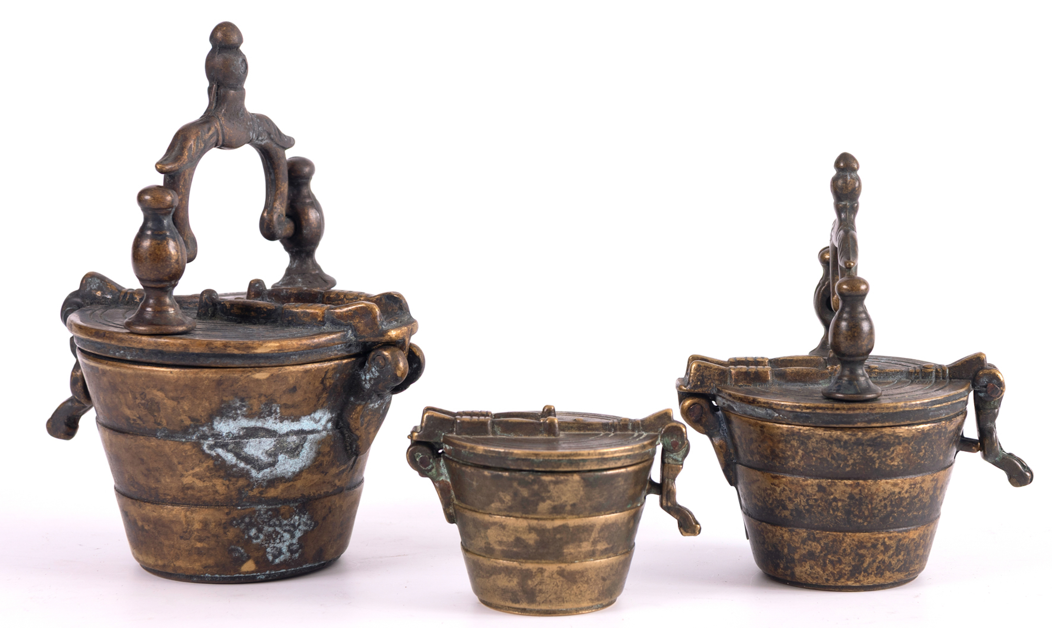 Conjunto de tres medidas antiguas tibetanas en bronce.
Altura mayor: 10 x 8 cm