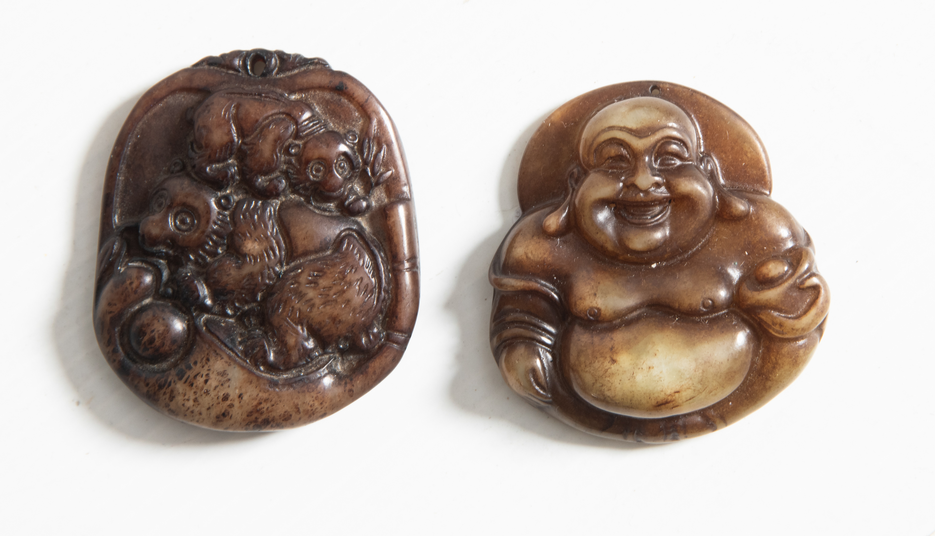 Dos colgantes, uno con la imagen de Buda protector y otro de guardianes fantásticos, en...