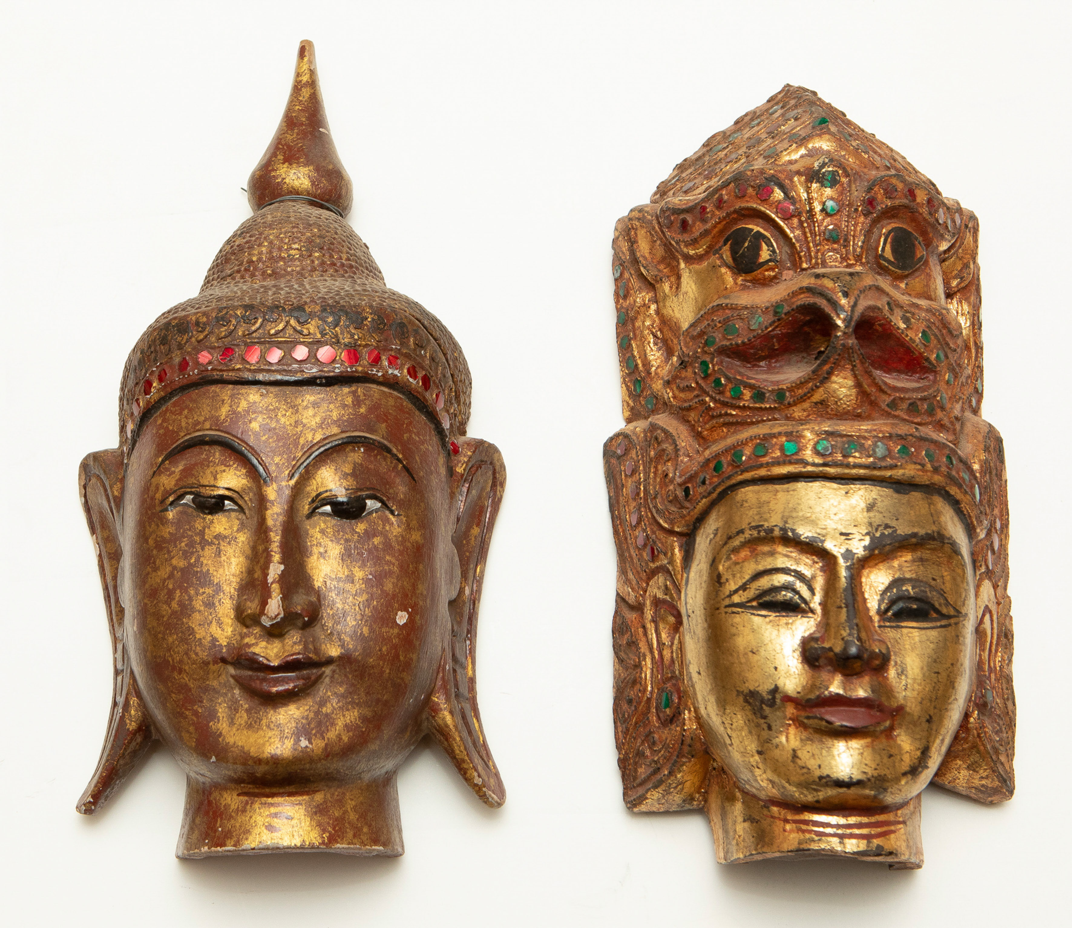 Dos máscaras de Buda, Tailandia
En madera tallada y policromada en dorado. Con incrustaciones de...
