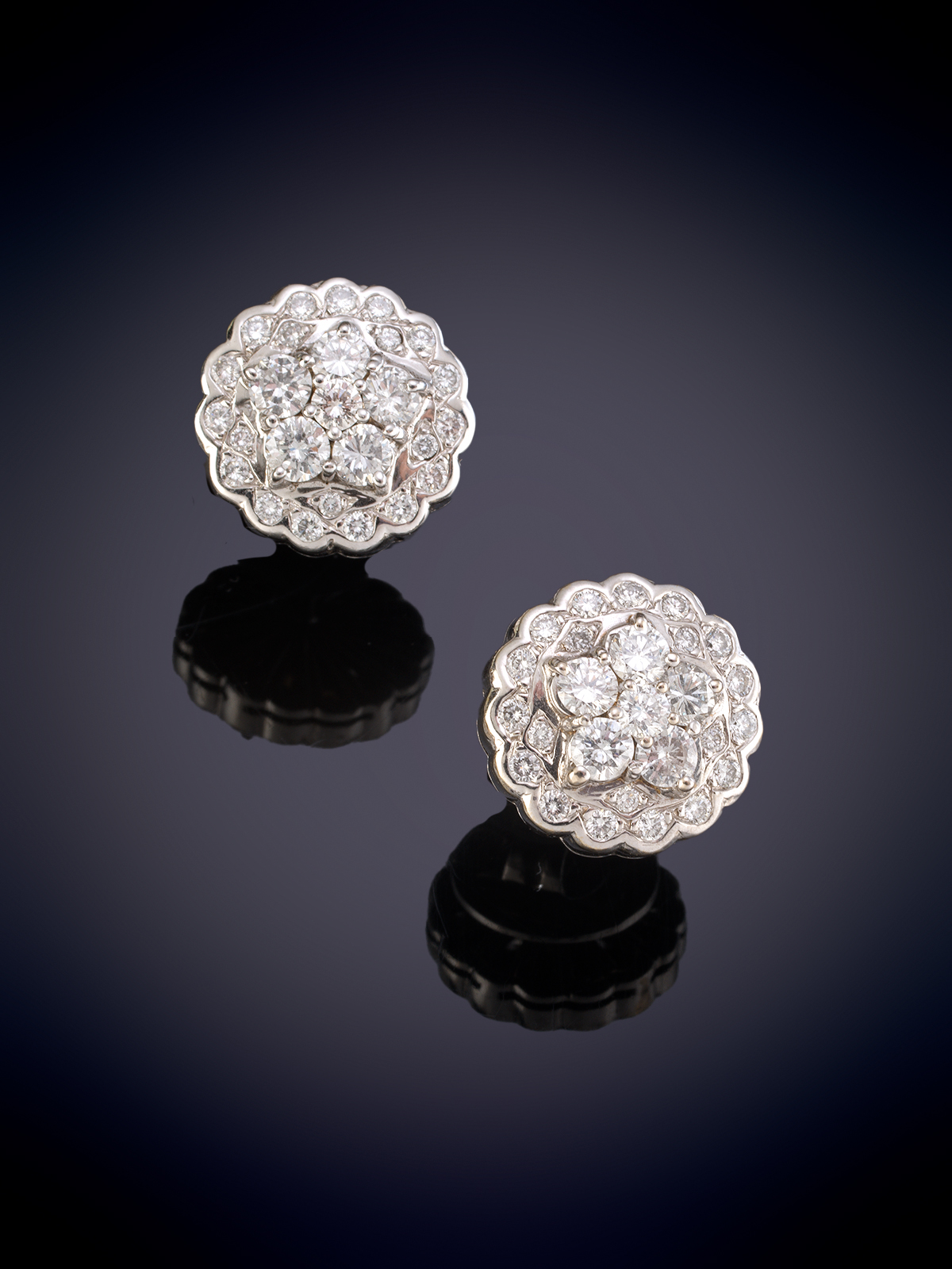 GRANDES PENDIENTES ROSETON DE BRILLANTES SOBRE UNA MONTURA DE ORO BLANCO DE 18K. CALIDAD EXTRA.