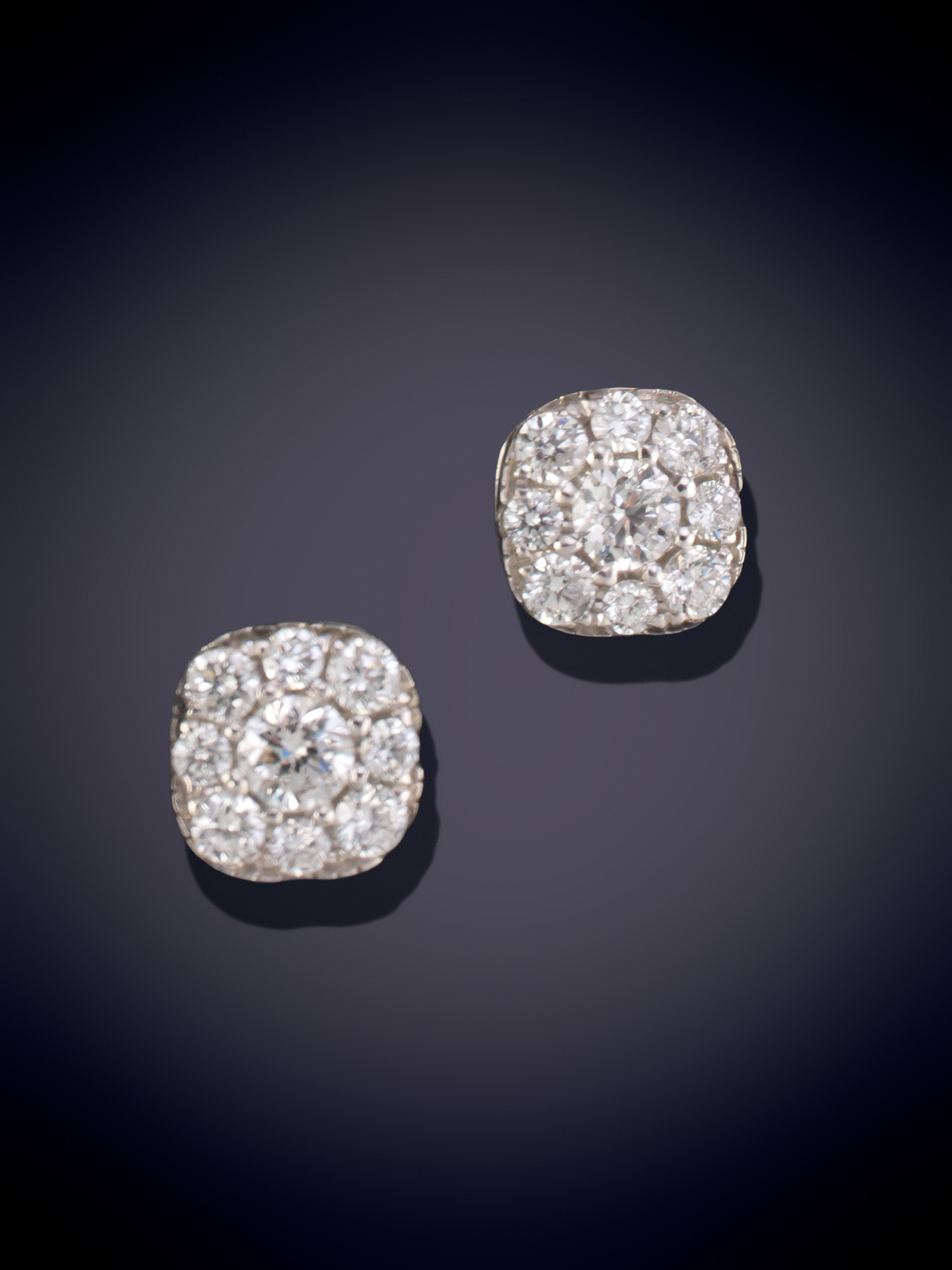 PENDIENTES CUADRADOS DE BRILLANTES. Montura en oro blanco 18k.