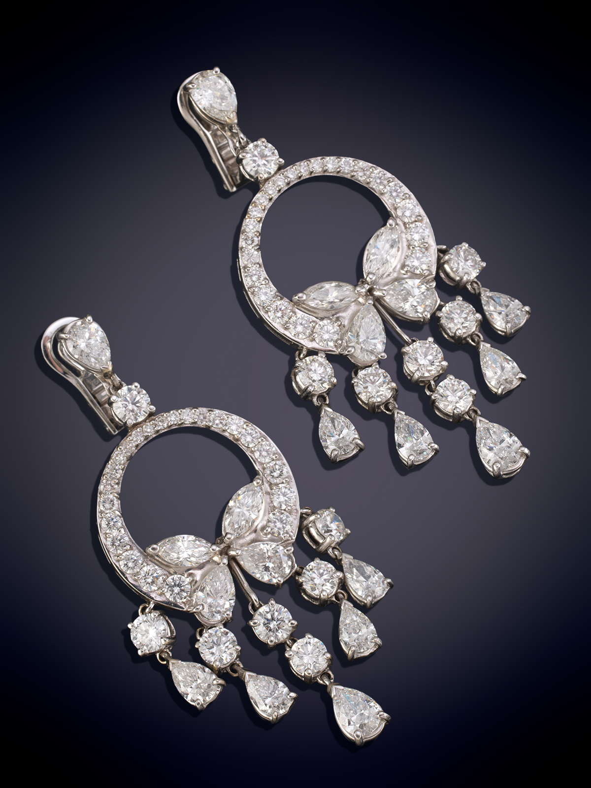 ELEGANTES PENDIENTES COLGANTES DISEÑO MARIPOSA CUAJADO DE IMPORTANTES DIAMANTES TALLA MARQUISSE,...