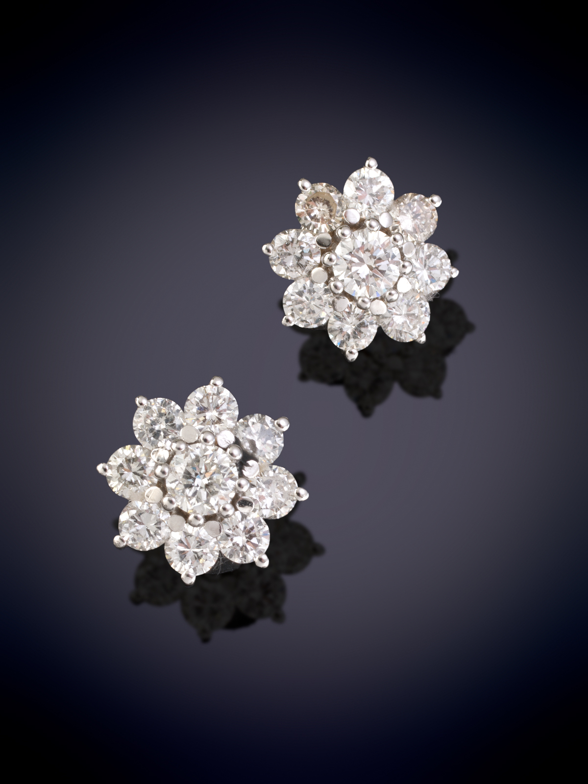ELEGANTES PENDIENTES DE BRILLANTES EN FORMA DE FLOR CALIDAD EXTRA. Montura de garras en oro blanco de 18k. 