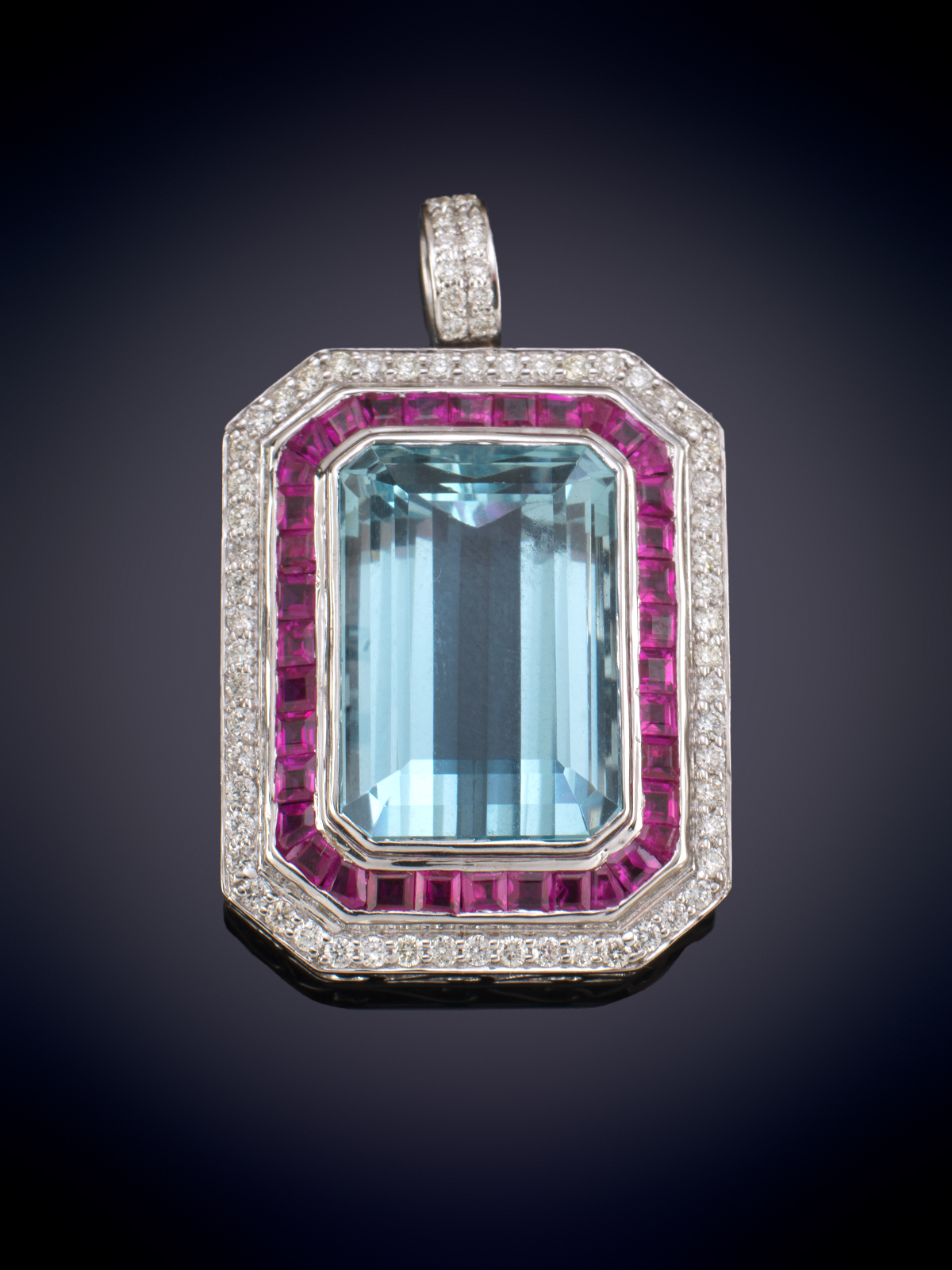 COLGANTE DE AGUAMARINA  DE 24.18 CTS.ORLADA DE RUBÍES Y DIAMANTES TALLA BRILLANTE CON UN PESO DE...