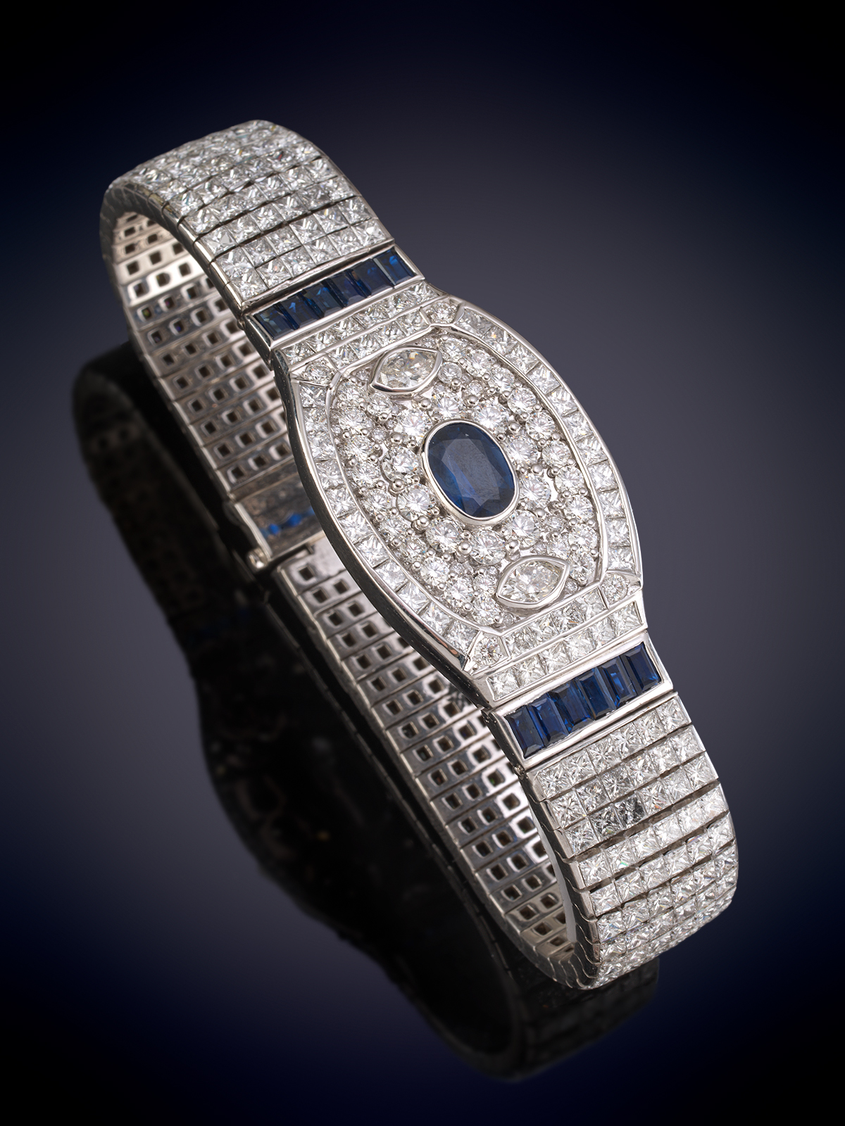 IMPORTANTE BRAZALETE DE DIAMANTES TALLA PRINCESA ENGASTADOS AL AIRE. CENTRO OVAL DE BRILLANTES QUE...