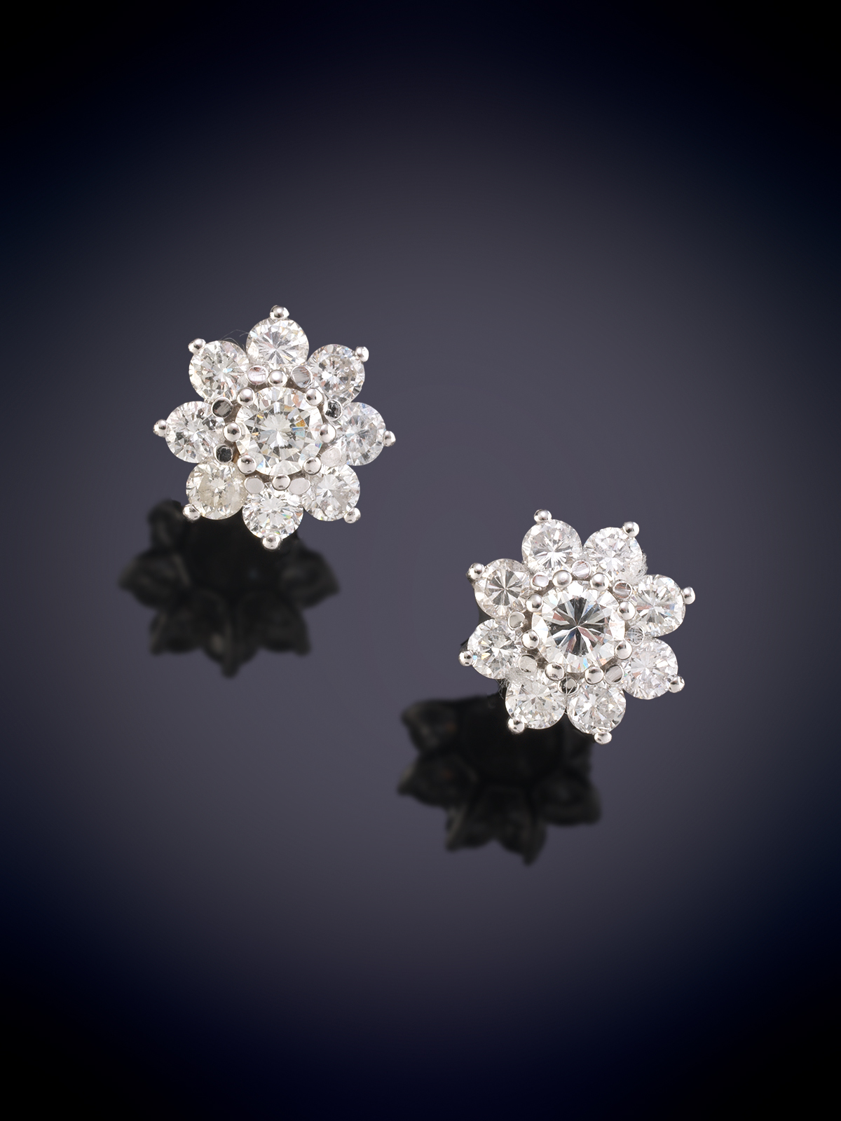 PENDIENTEN DE ROSETON DE BRILLANTES. Montura en oro blanco de 18k.
Peso brillantes 1.35ct aprox.