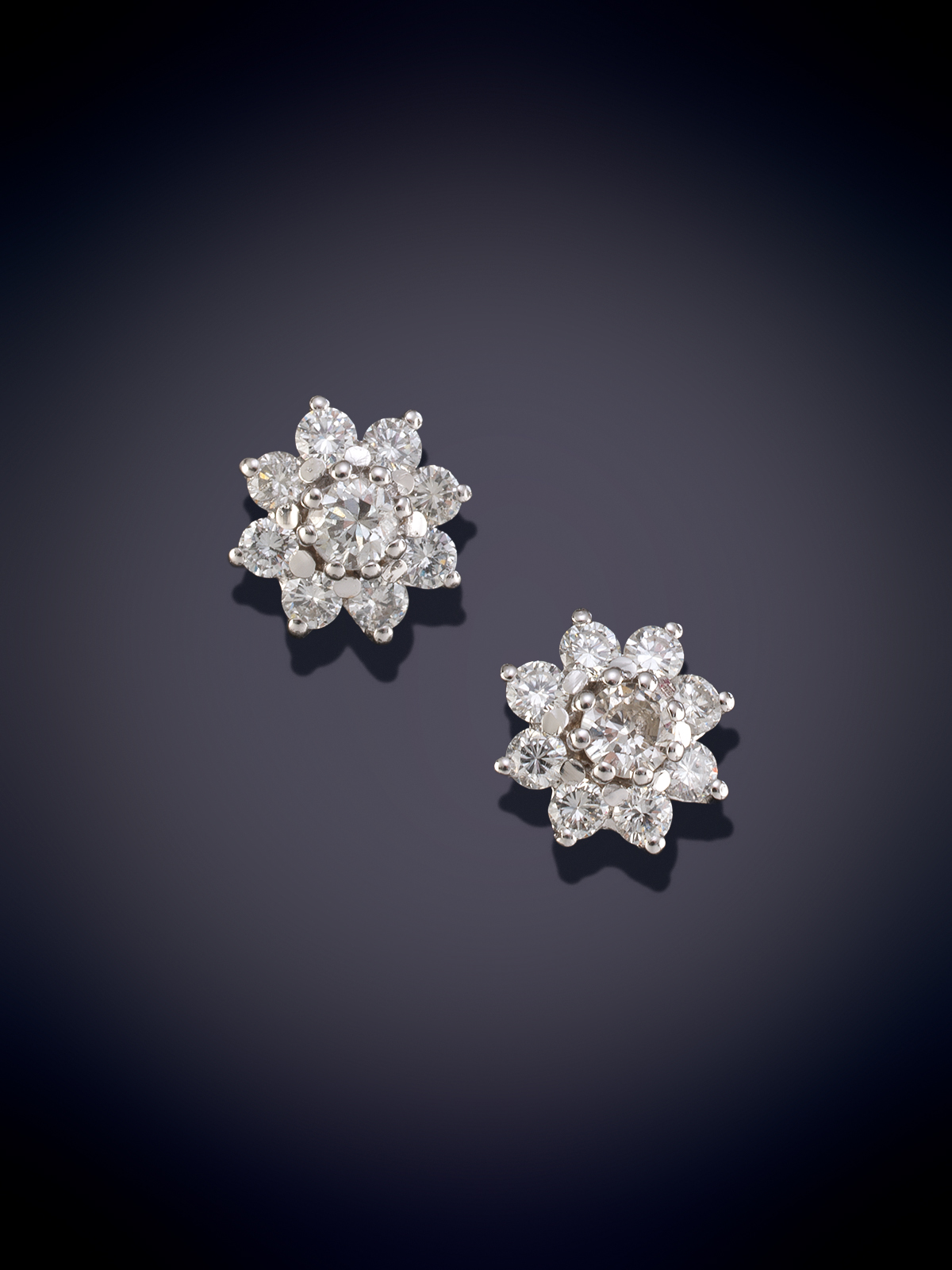 PENDIENTES DE ROSETÓN DE BRILLANTES. Montura en oro blanco de 18k.