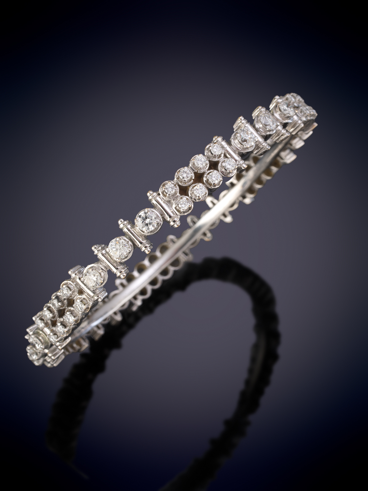 PULSERA BRAZALETE DE ORO BLANCO Y BRILLANTES, CON UN PESO APROX DE 3 CTS.