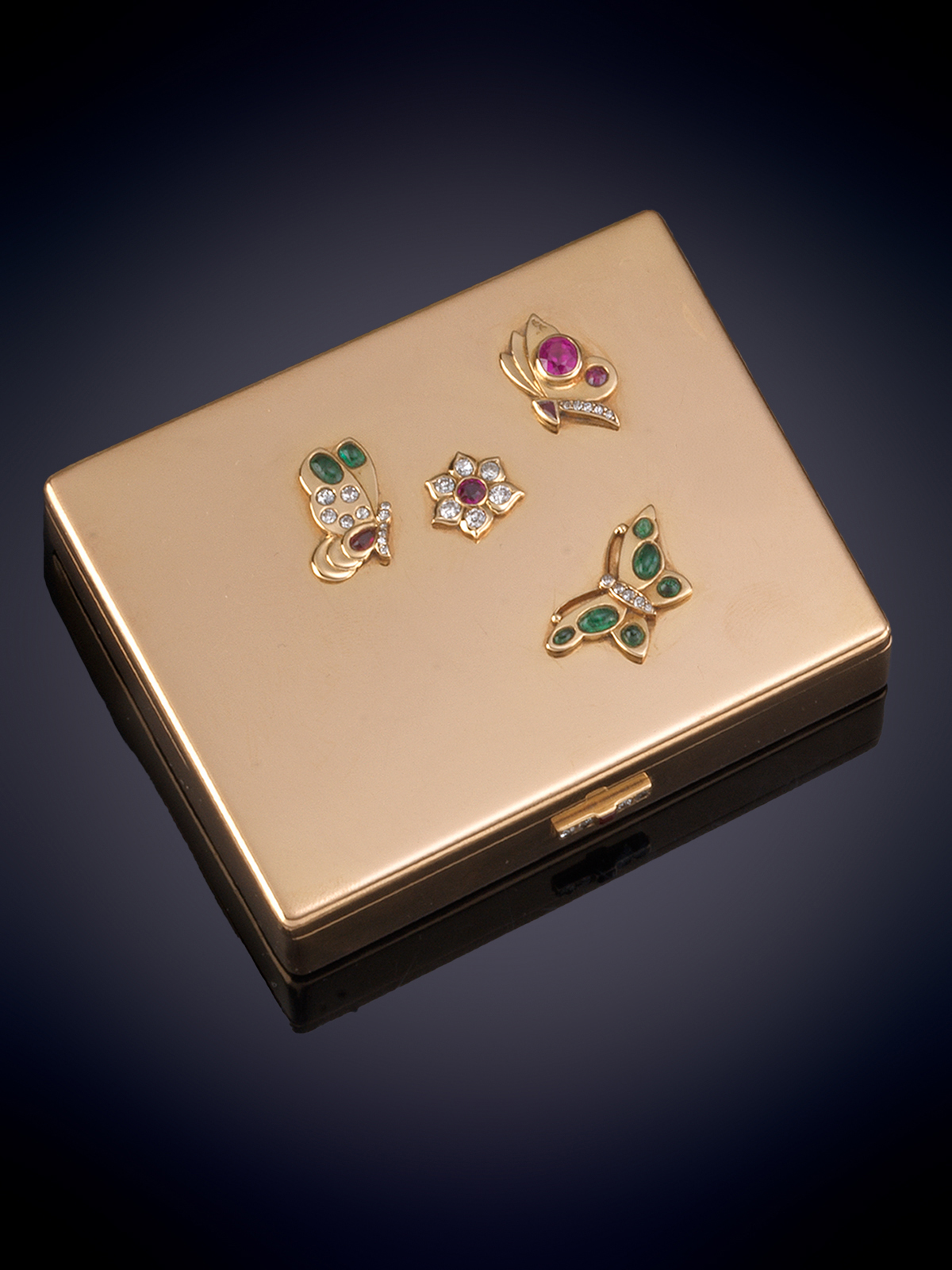 CARTIER. PITILLERA AÑOS CUARENTA EN ORO AMARILLO DE 18K. DECORACIÓN CON MOTIVOS DE MARIPOSAS...