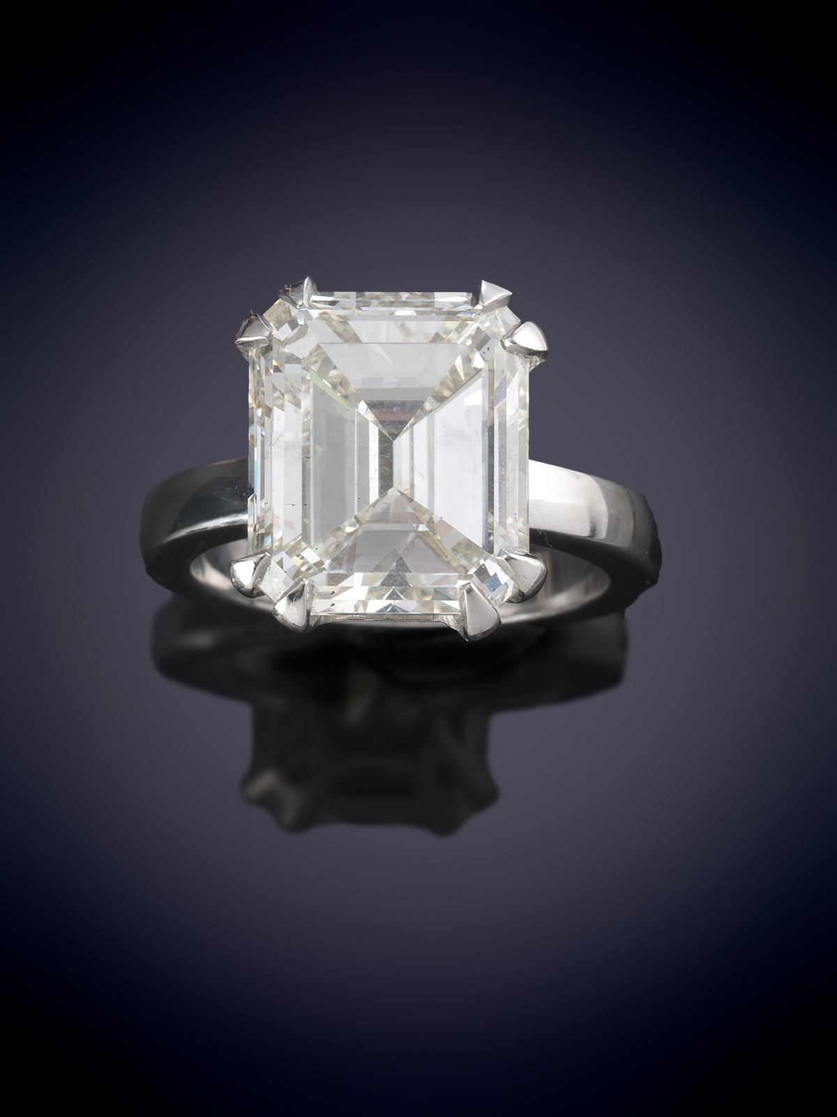 ELEGANTE SOLITARIO CON UN IMPORTANTE DIAMANTE TALLA ESMERALDA DE 10,04 CTS. COLOR L Y PUREZA SI2....