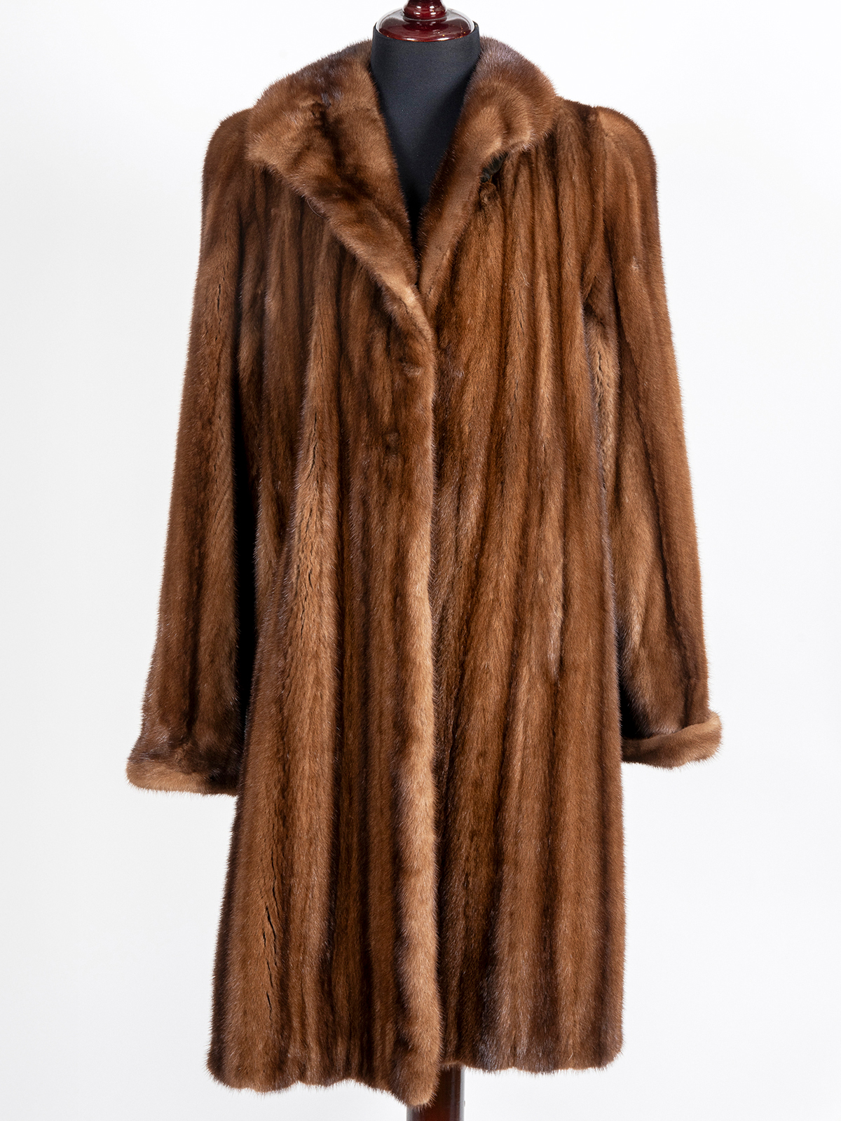 ABRIGO DE LOMOS DE VISÓN HEMBRA COLOR MARRÓN CHOCOLATE.