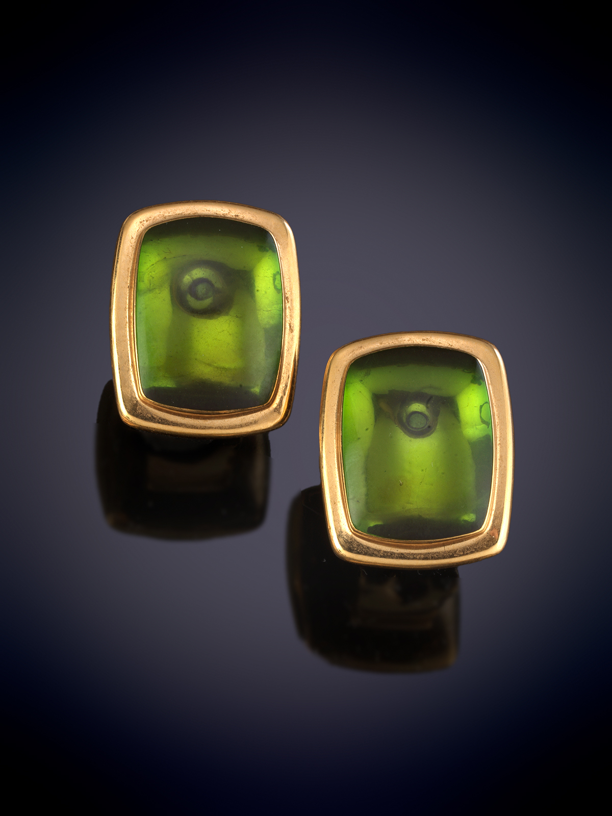 PENDIENTES CORTOS CON PIEDRA VERDE. Montura en oro amarillo de 18k.