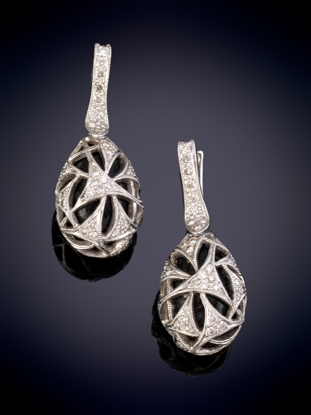 PENDIENTES LARGOS CON DISEÑO OVOIDE EN ÓNIX Y BRILLANTES. Montura en oro blanco de 18k