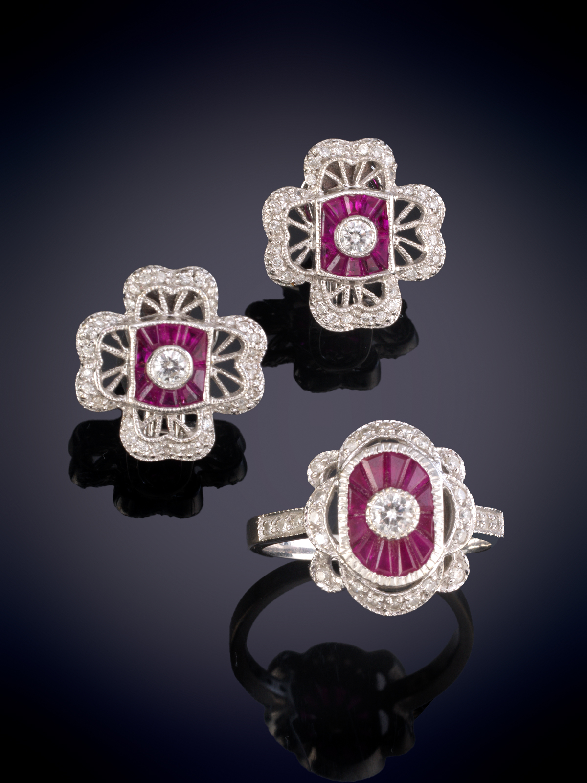 CONJUNTO ESTILO BELLE EPOQUE DE BRILLANTES Y RUBÍES CALIBRADOS EN FORMA DE FLOR.COMPUESTO POR...