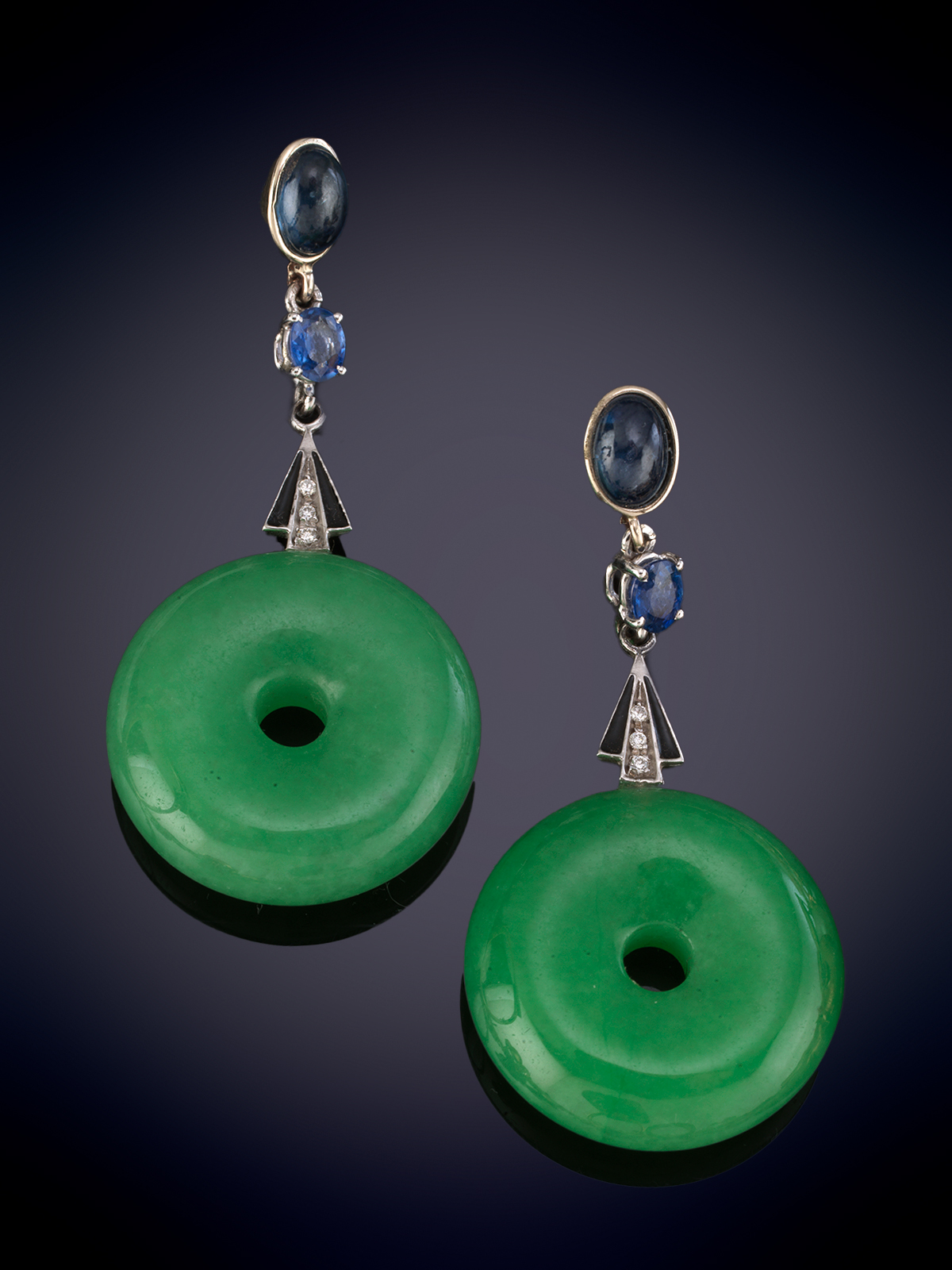 PENDIENTES LARGOS CON GRAN PIEZA CIRCULAR DE JADE VERDE DE INTENSO COLOR.  Montura en platino.