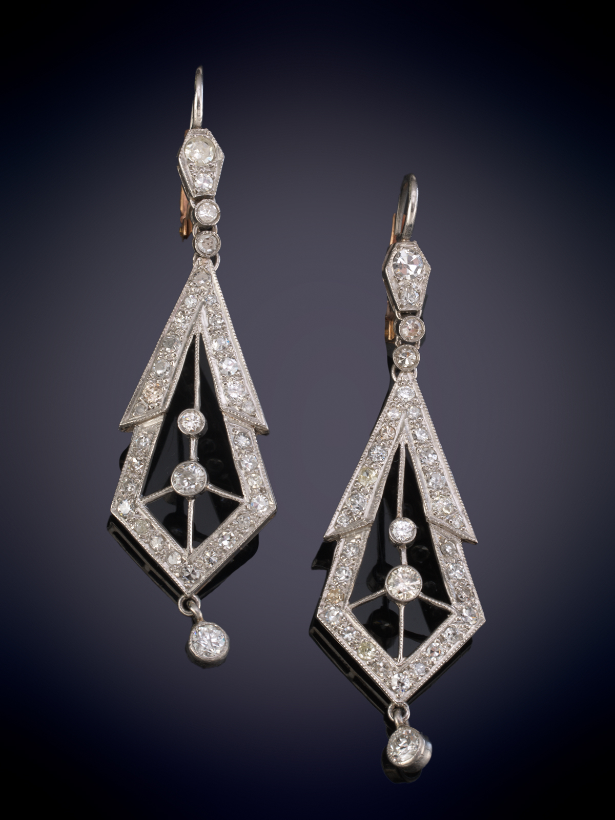 DELICADOS PENDIENTES LARGOS DE BRILLANTES. EXQUISITO DISEÑO CALADO CON DOS CHATONES DE BRILLANTES,...