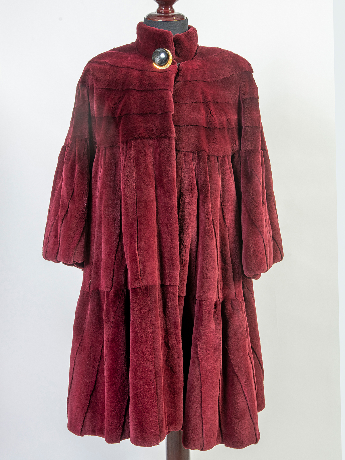 GROSVENOR CANADÁ. ABRIGO DE VISON RASADO CON VUELO, EN COLOR GRANATE