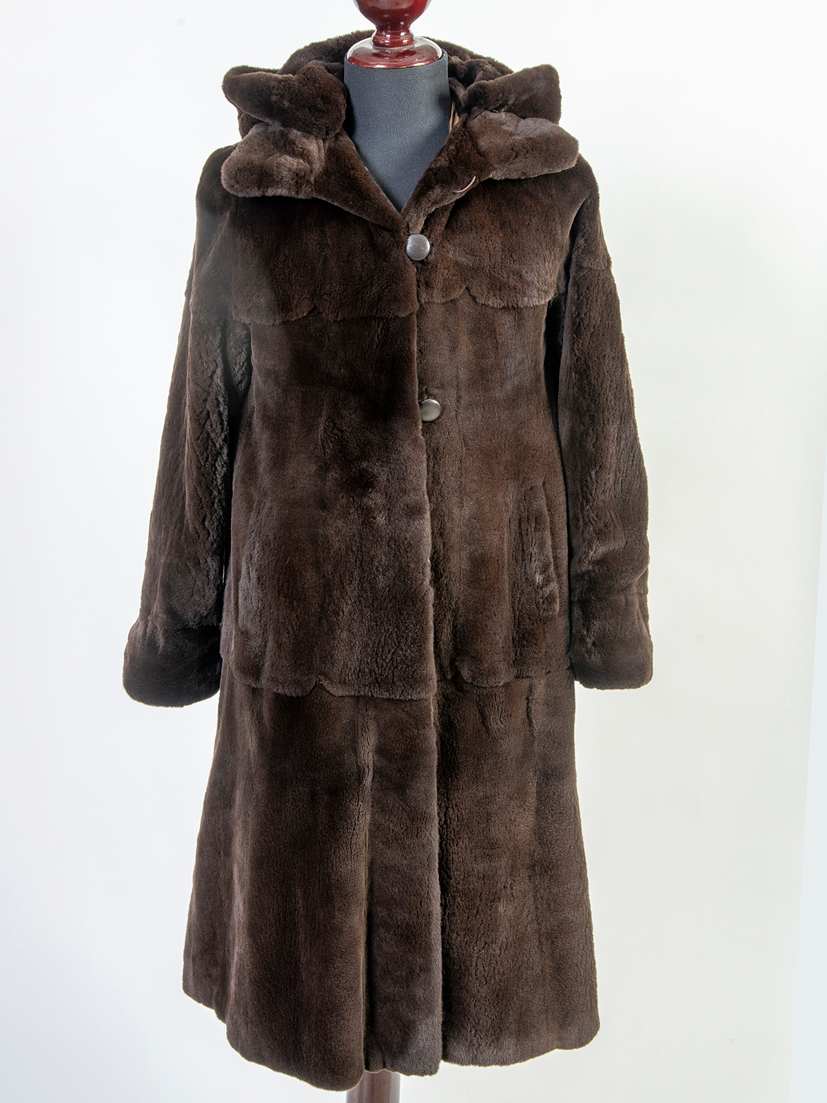 ABRIGO REVERSIBLE DE VISÓN, EN COLOR MARRÓN CHOCOLATE. CON CAPUCHA DESMONTABLE.