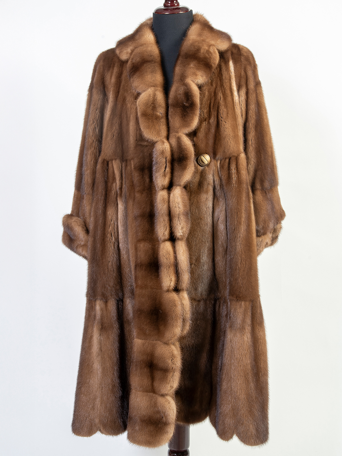 ABRIGO LARGO CON VUELO, DE VISÓN MARRON CLARITO.