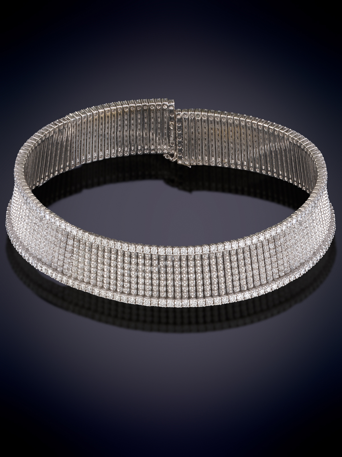 CRIVELLI. EXQUISITO CHOKER FLEXIBLE DE BRILLANTES. PIEZA EXCLUSIVA. Peso aprox brillantes 42.50ct. Montura en oro blanco de 18k.
