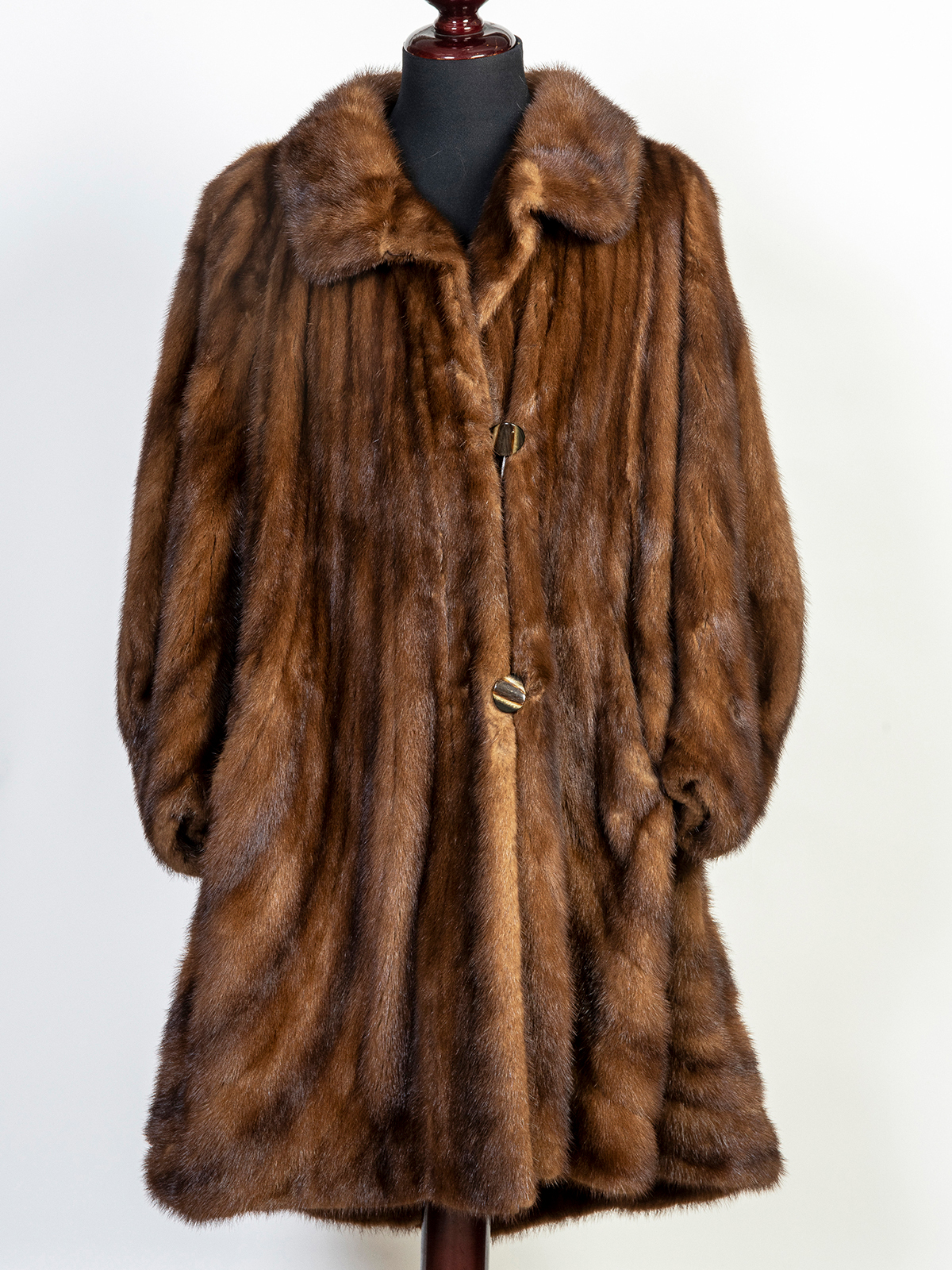  ABRIGO DE LOMOS DE VISON HEMBRA SAGA MINK,  CON VUELO.