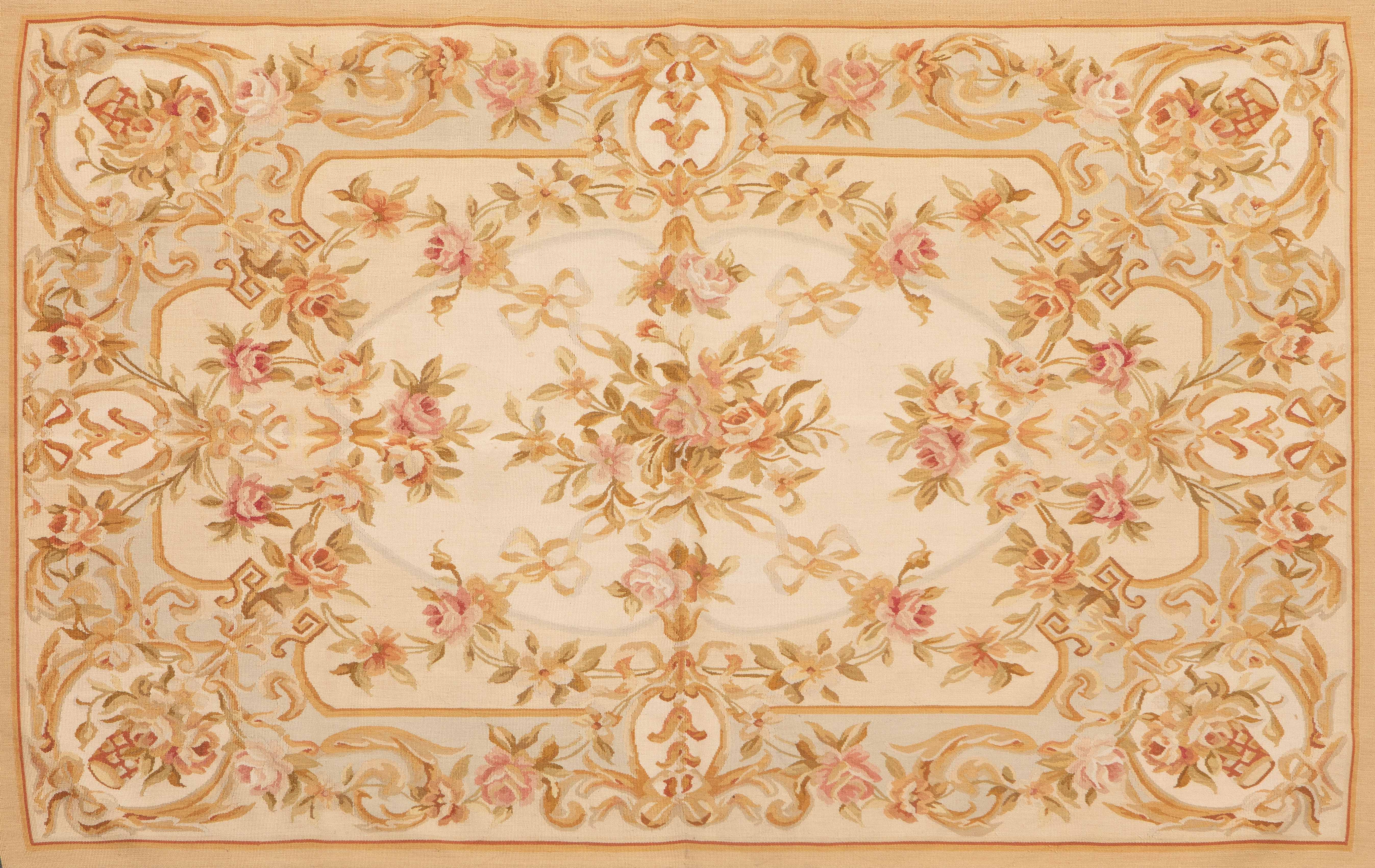 Alfombra tipo Aubusson en lana, Francia, S. XX
Campo color crema con diseño central simétrico de...