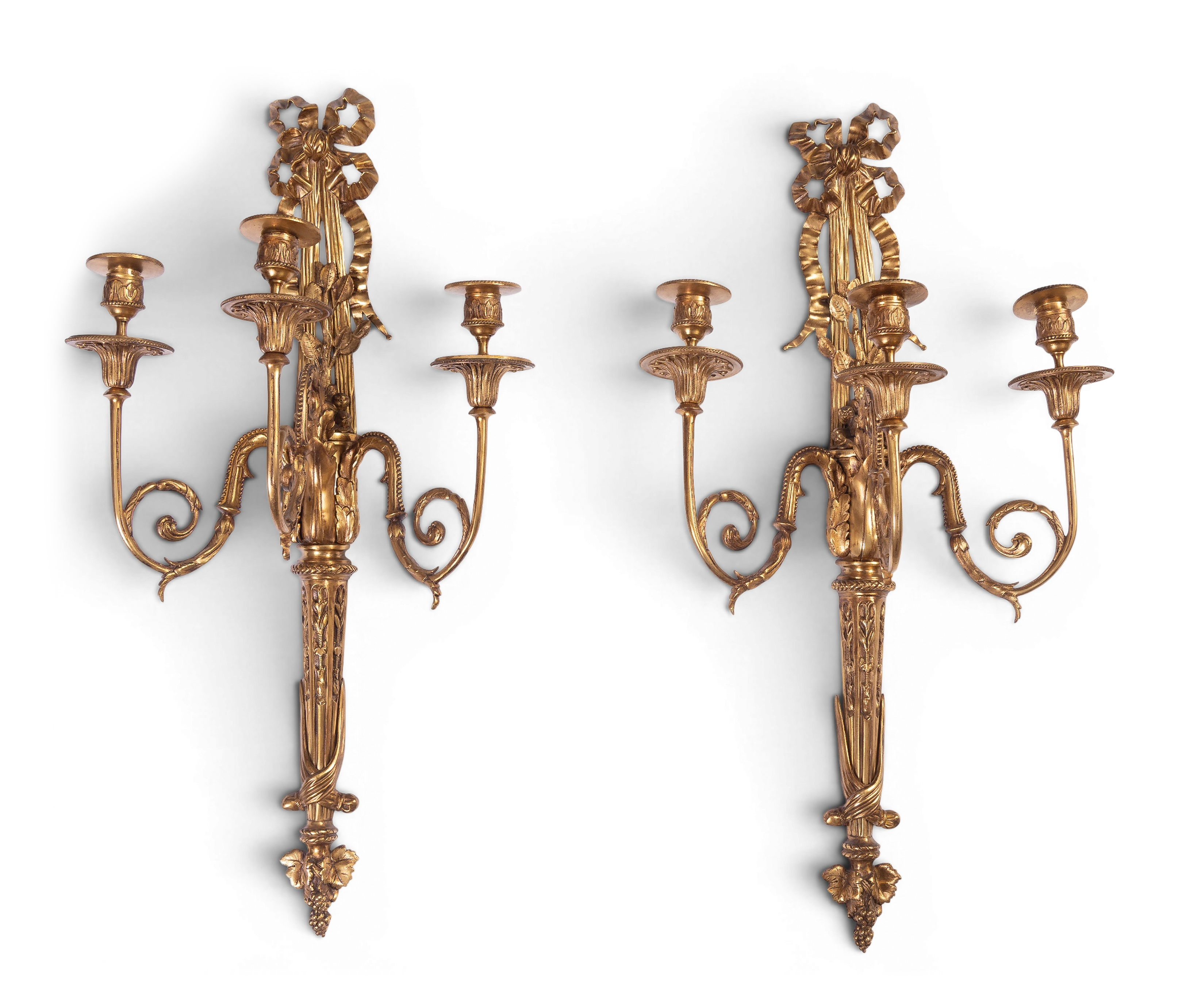 Pareja de apliques de tres luces estilo Luis XVI.