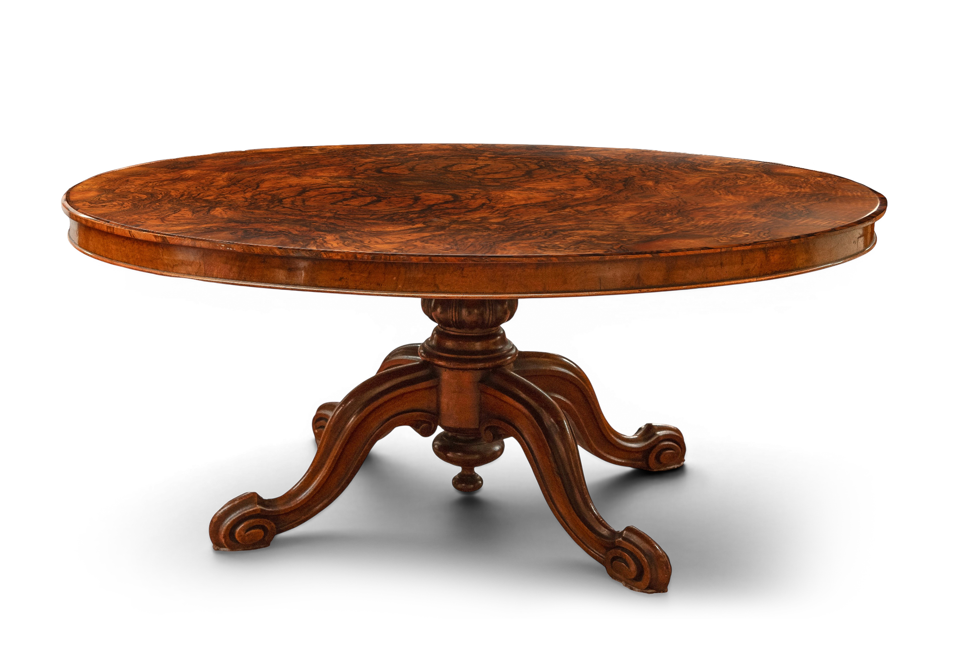 Mesa ovalada victoriana en madera de raiz, Inglaterra, S. XIX
Medidas: 60 x 105 x 137 cm.