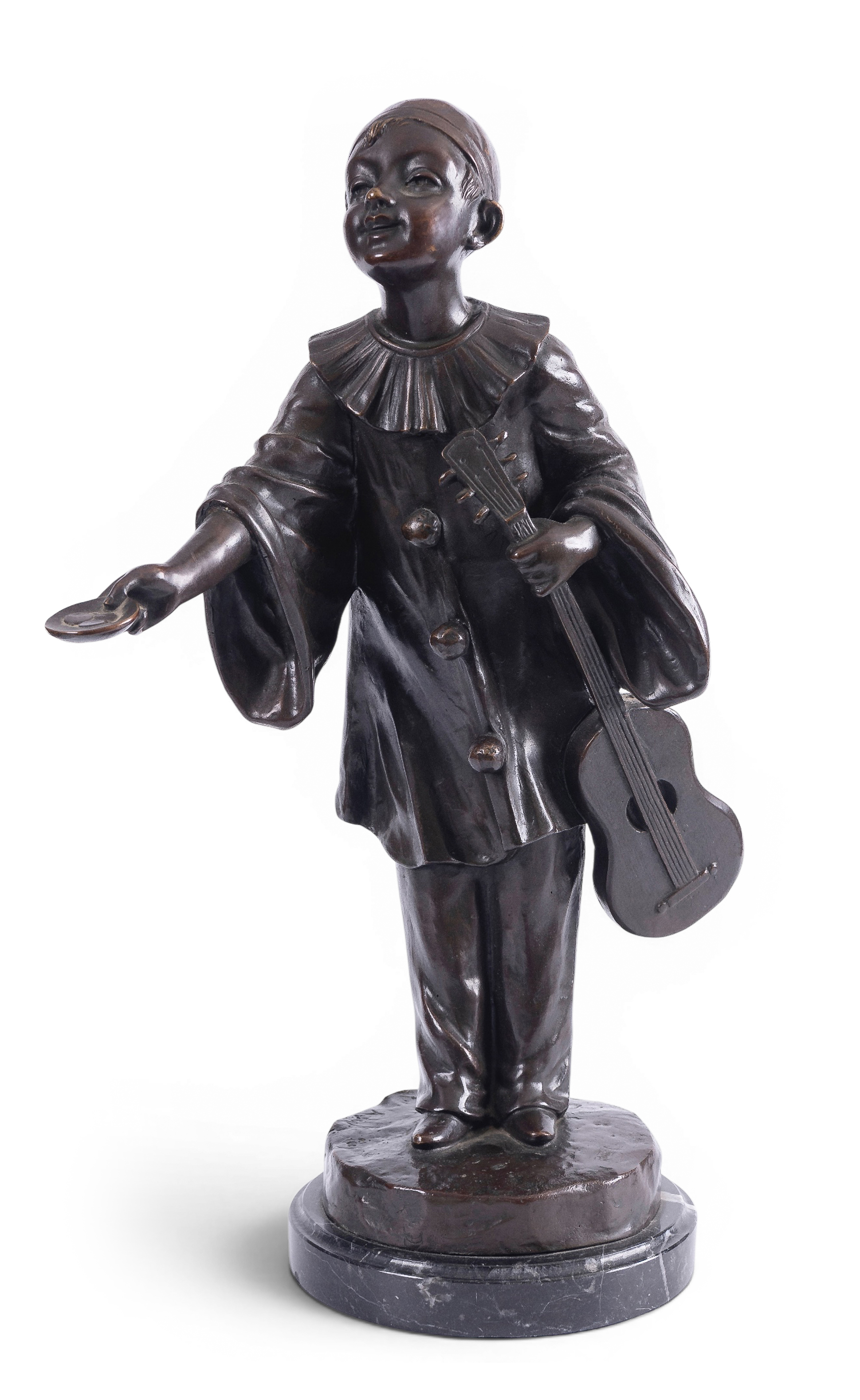 "Niño músico arlequín"
Escultura modernista en bronce patinado.
Firmado.
Altura: 48 cm