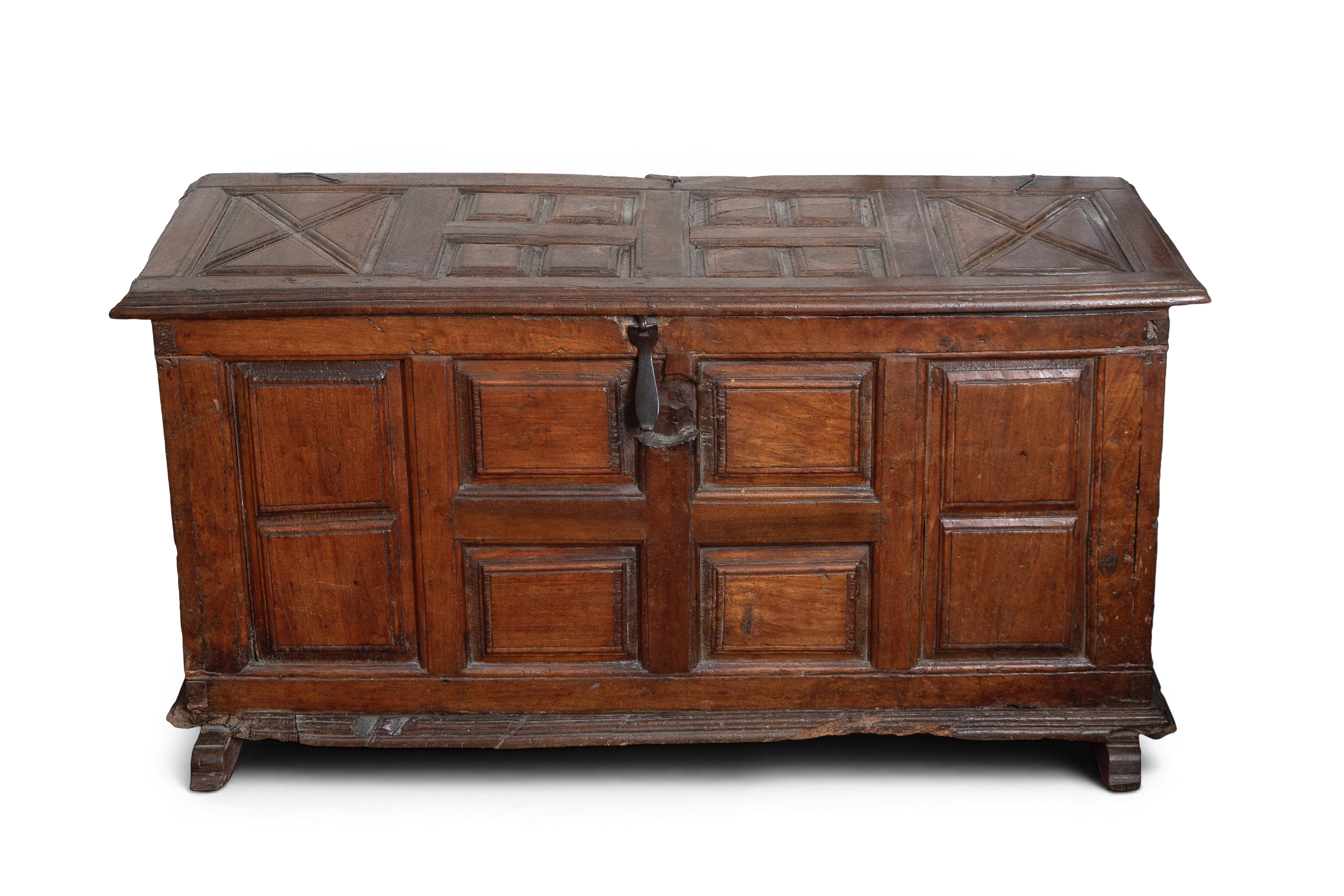 Arcón castellano siglo XVII. Madera de nogal.
Decoración de cuarterones y herrajes en...