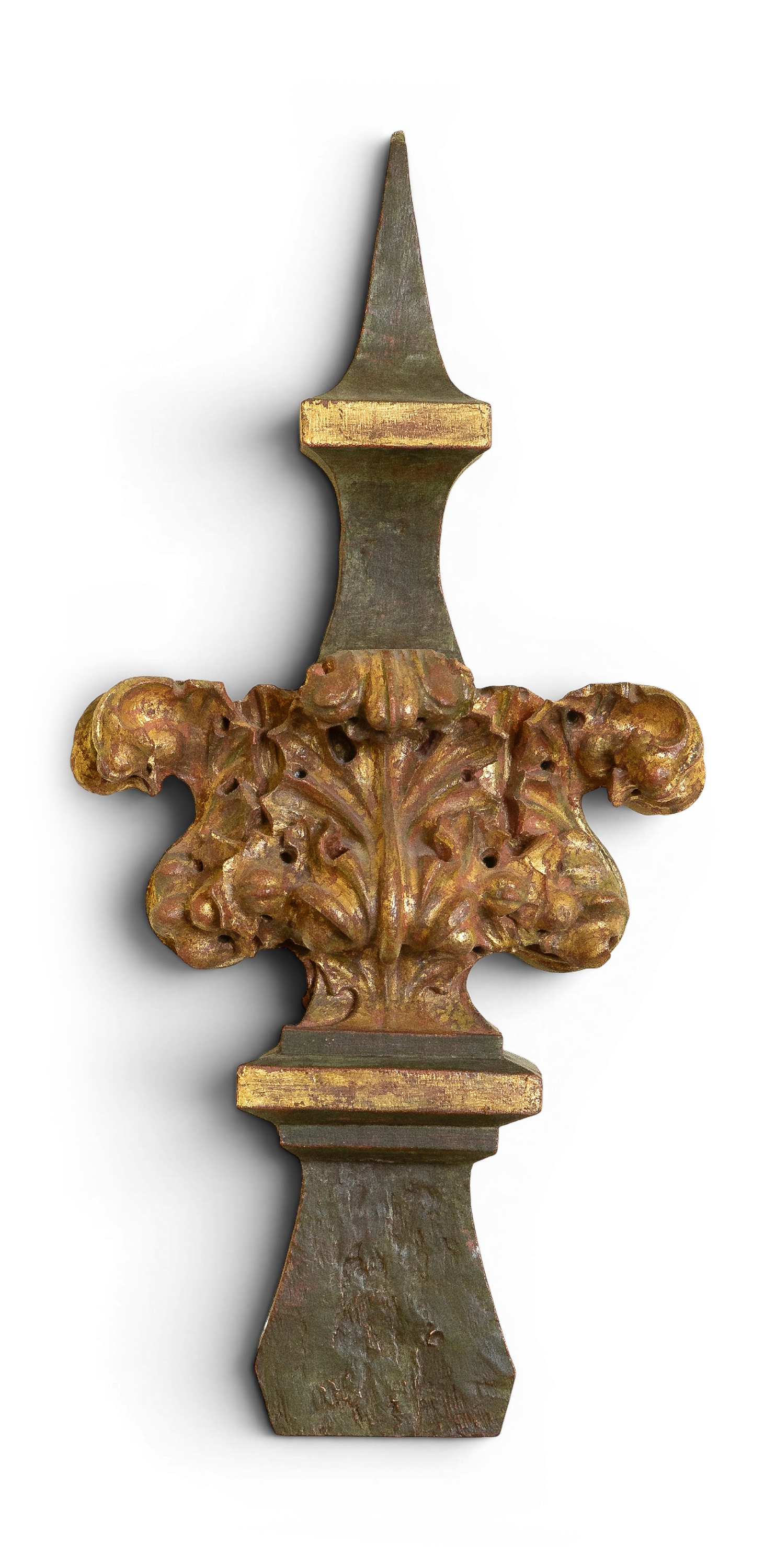 Remate de altar en madera tallada y sobredorada. España, S.XVIII.
Medidas: 65 x 32 cm.