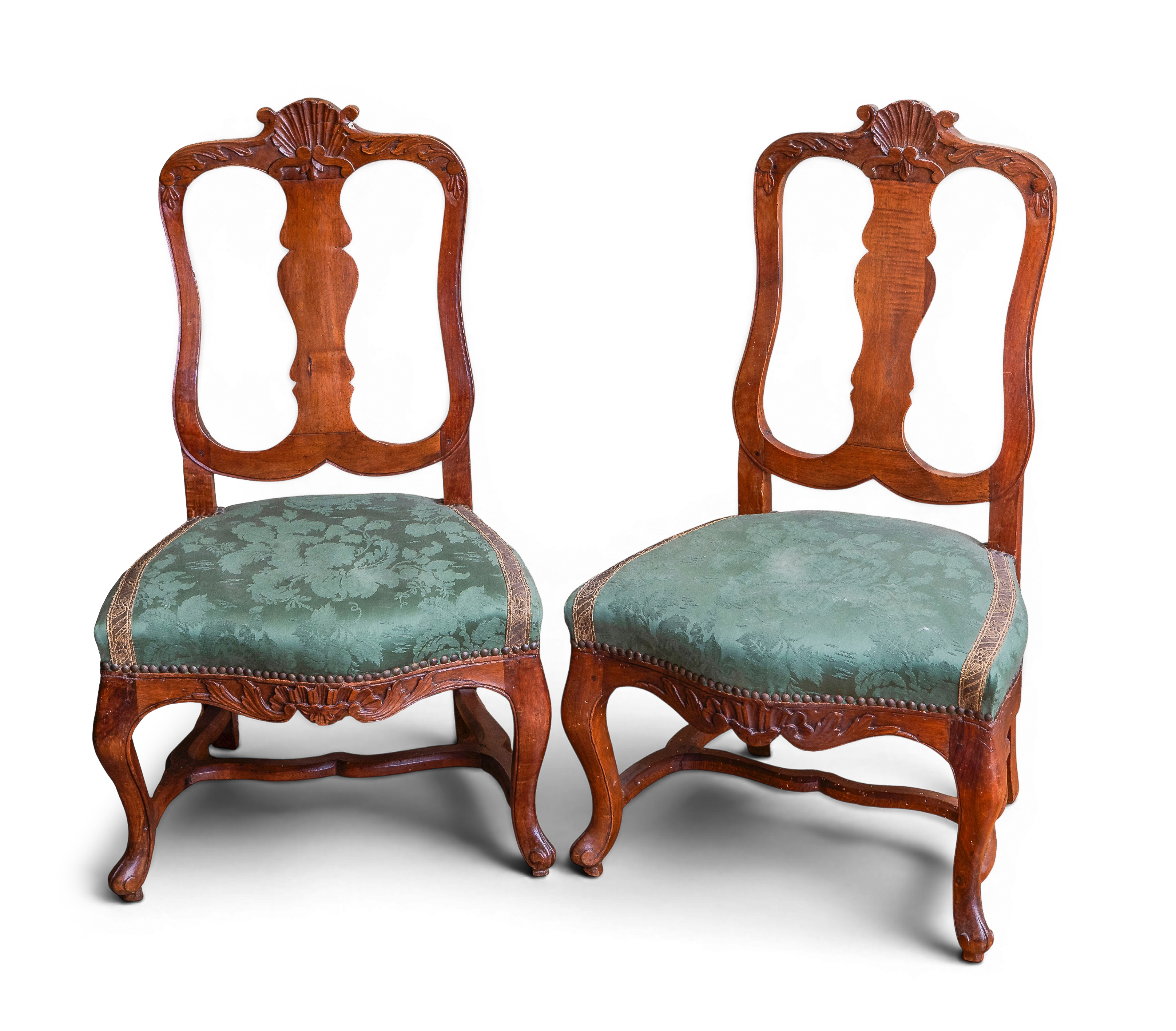 Pareja de sillas Reina Ana, España. med. S.XX.
Madera de caoba y tapicería en seda adamascada con...