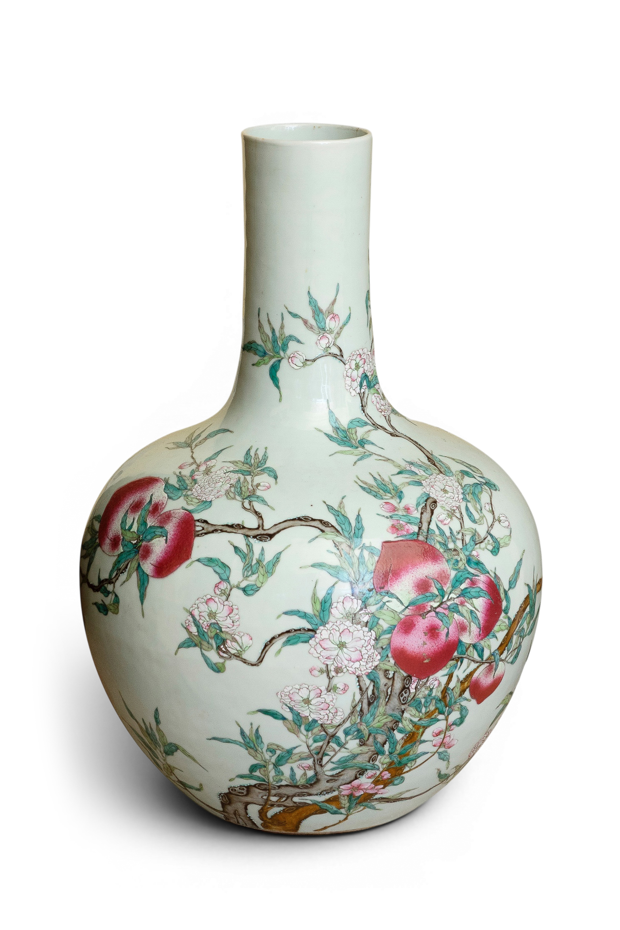 Jarrón chino "Tian Qiu Ping". Dinastía Qing. En porcelana blanca con decoración vegetal.
Medidas:...