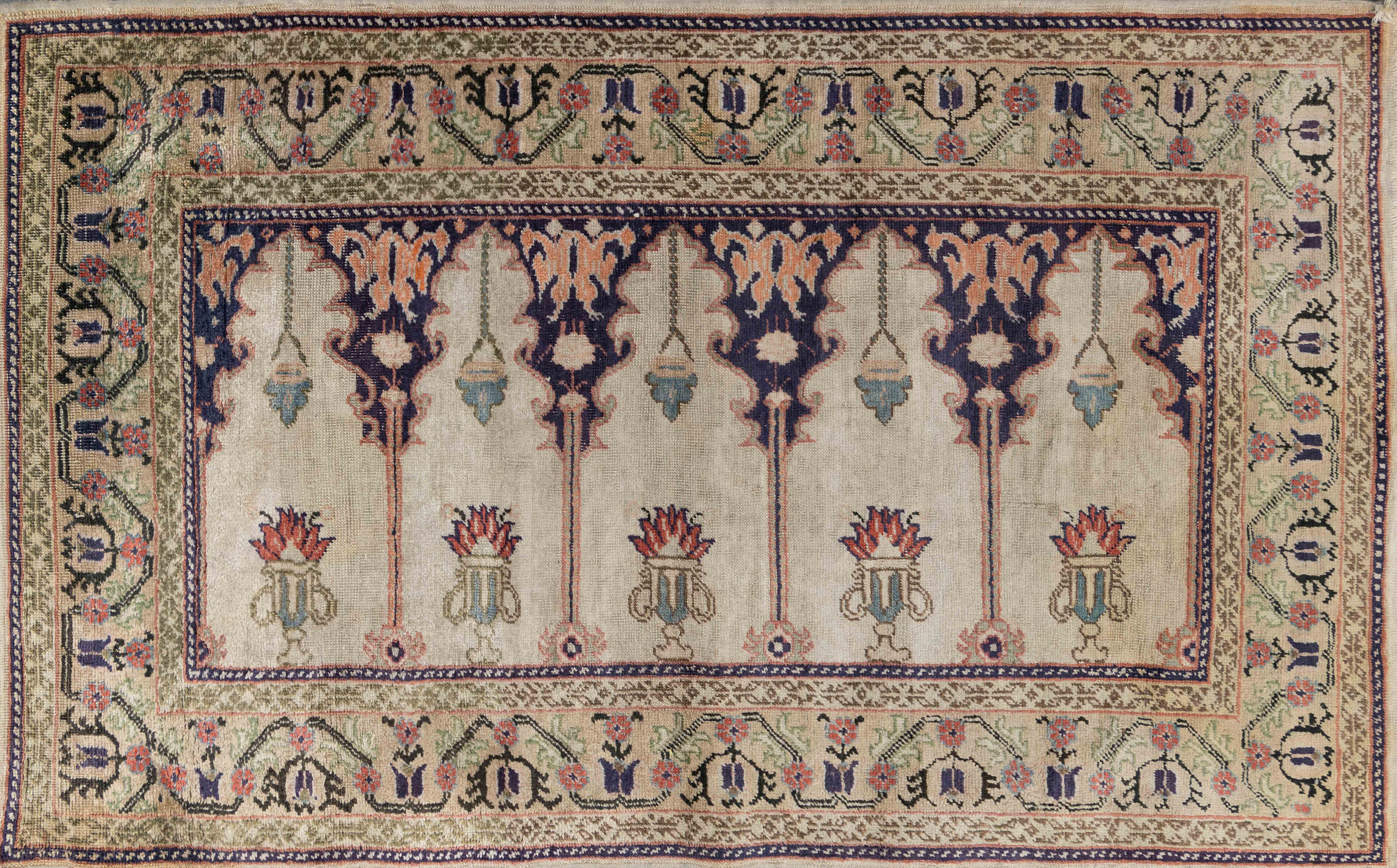 Alfombra Kayseri en lana y seda. Tonos beige, rosados y púrpura.
Medidas: 114 x 86 cm.