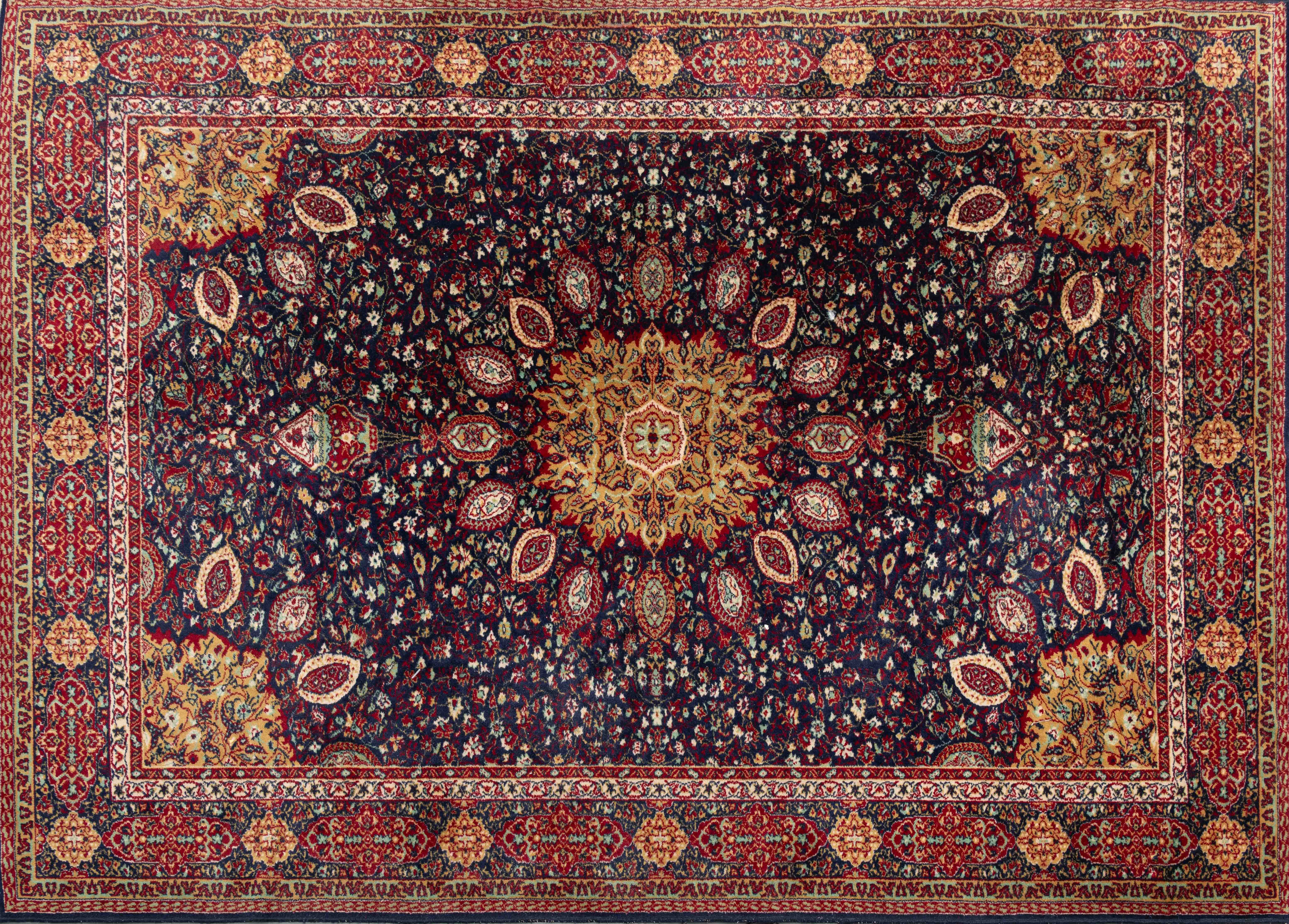 Alfombra Isfahan, Irán. Campo en azul oscuro, medallón central y motivos florales.
Medidas: 354 x...
