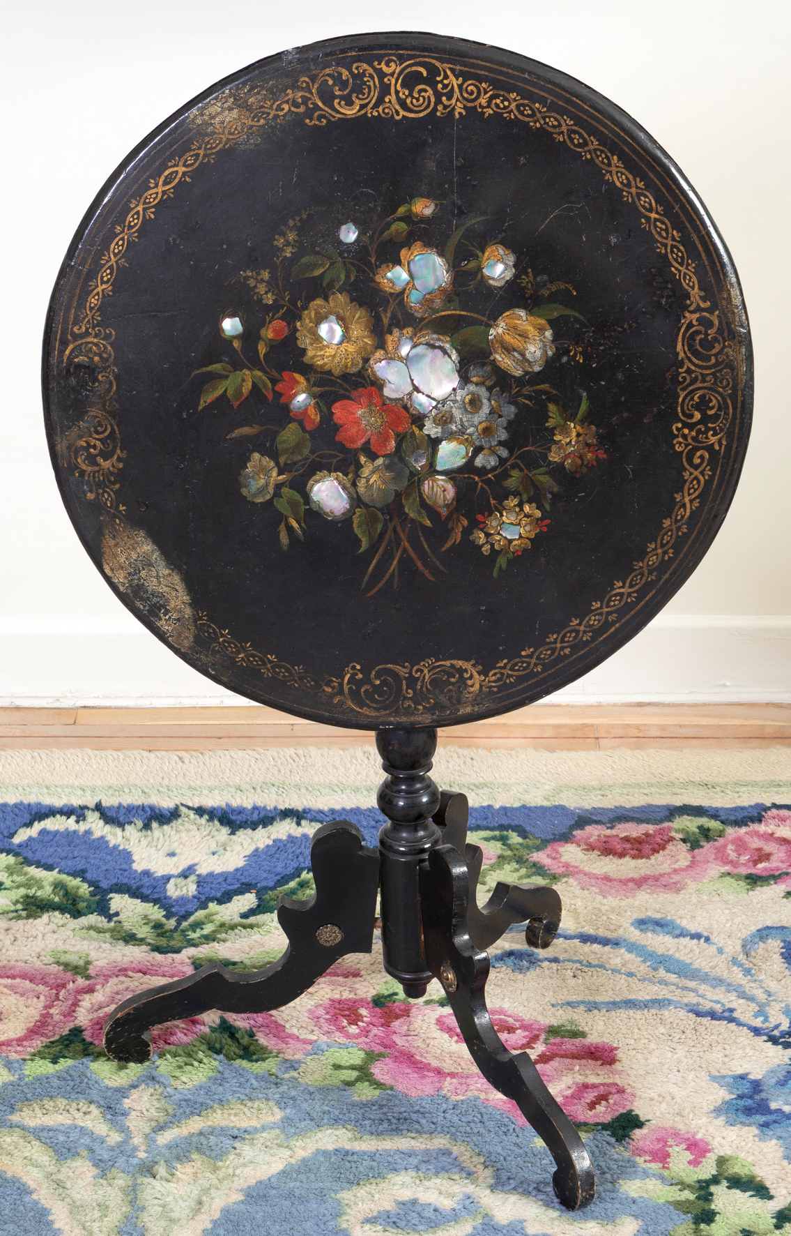 Mesa abatible isabelina, España, ca. 1850
En madera lacada y policromada.
Con decoración de flores...