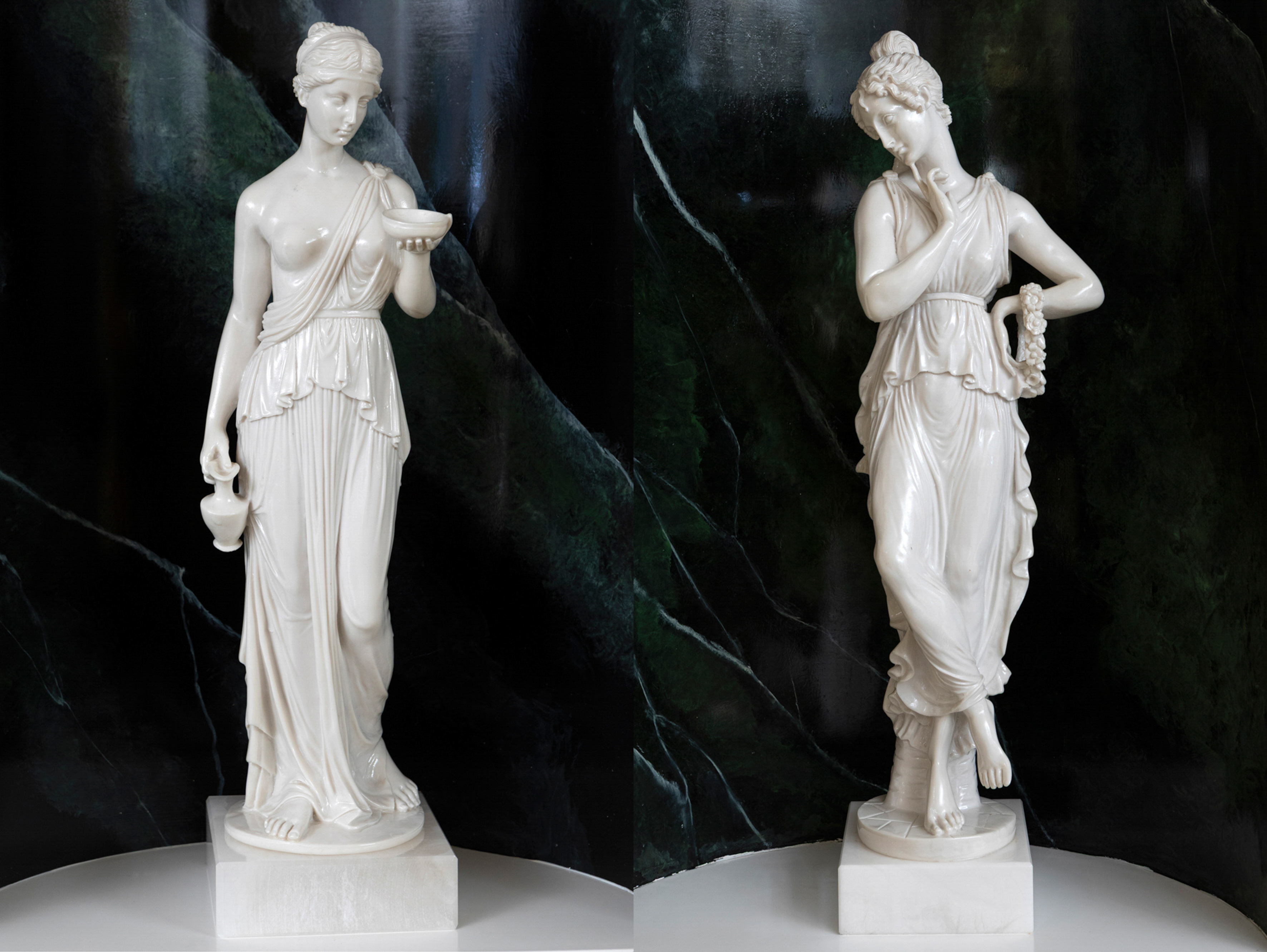 Pareja de esculturas clásicas en escayola.
Altura: 70 cm.