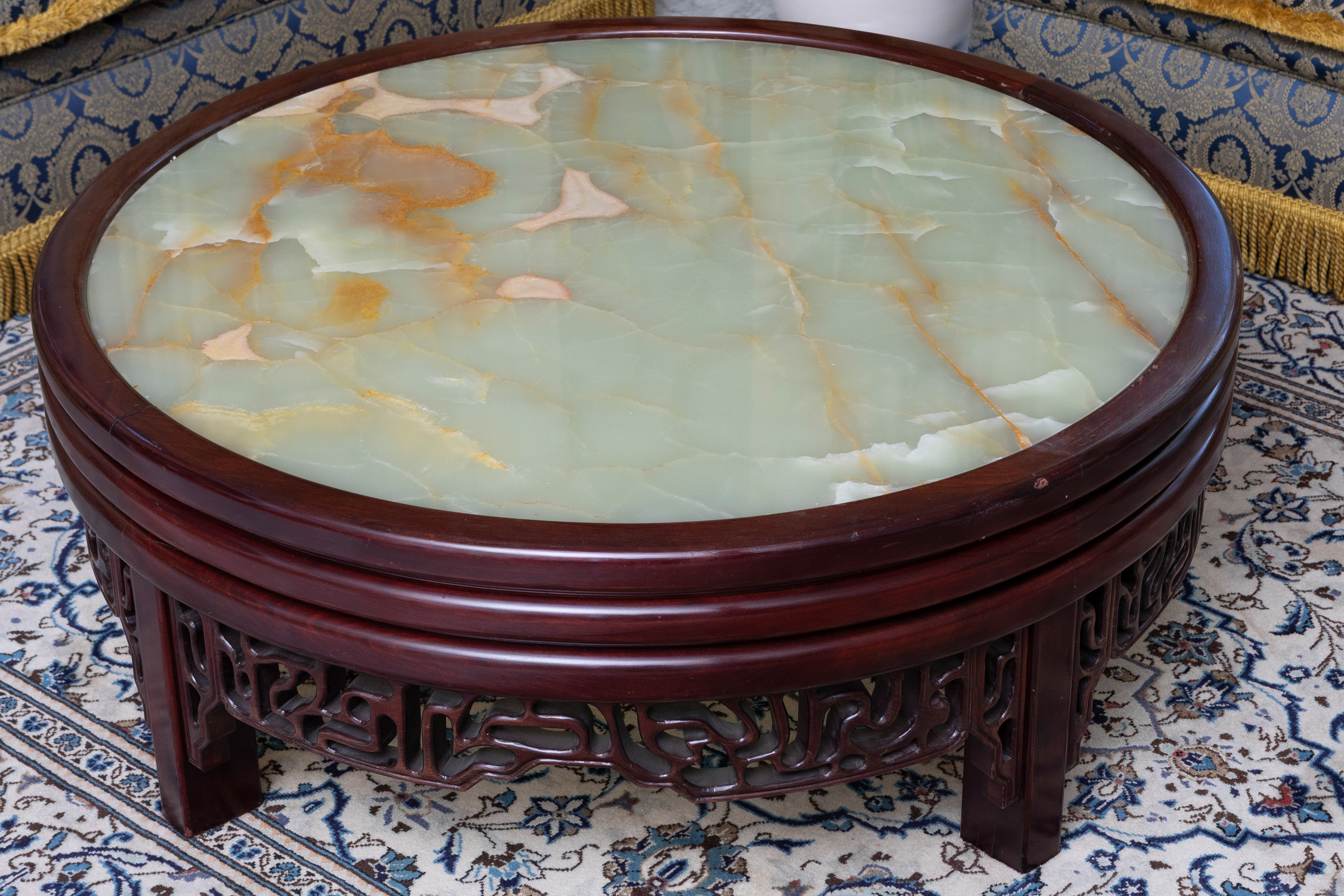 Mesa de centro circular con tapa de ónix, China, pp. S. XX.
Medidas: 45 x 110 cm.