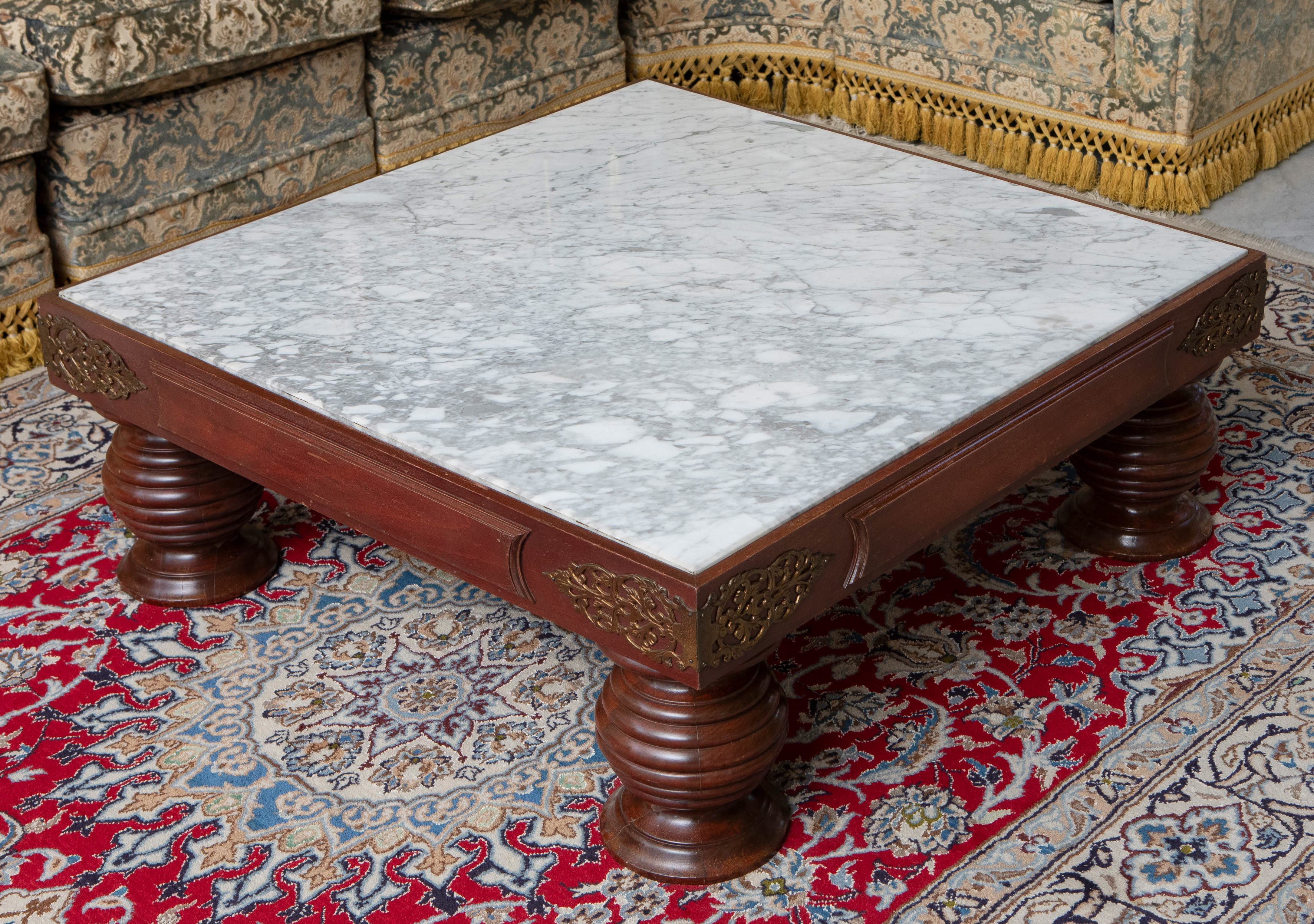 Mesa centro en madera de caoba con tapa en mármol blanco veteado forma cuadrangular.
Medidas: 37 x...
