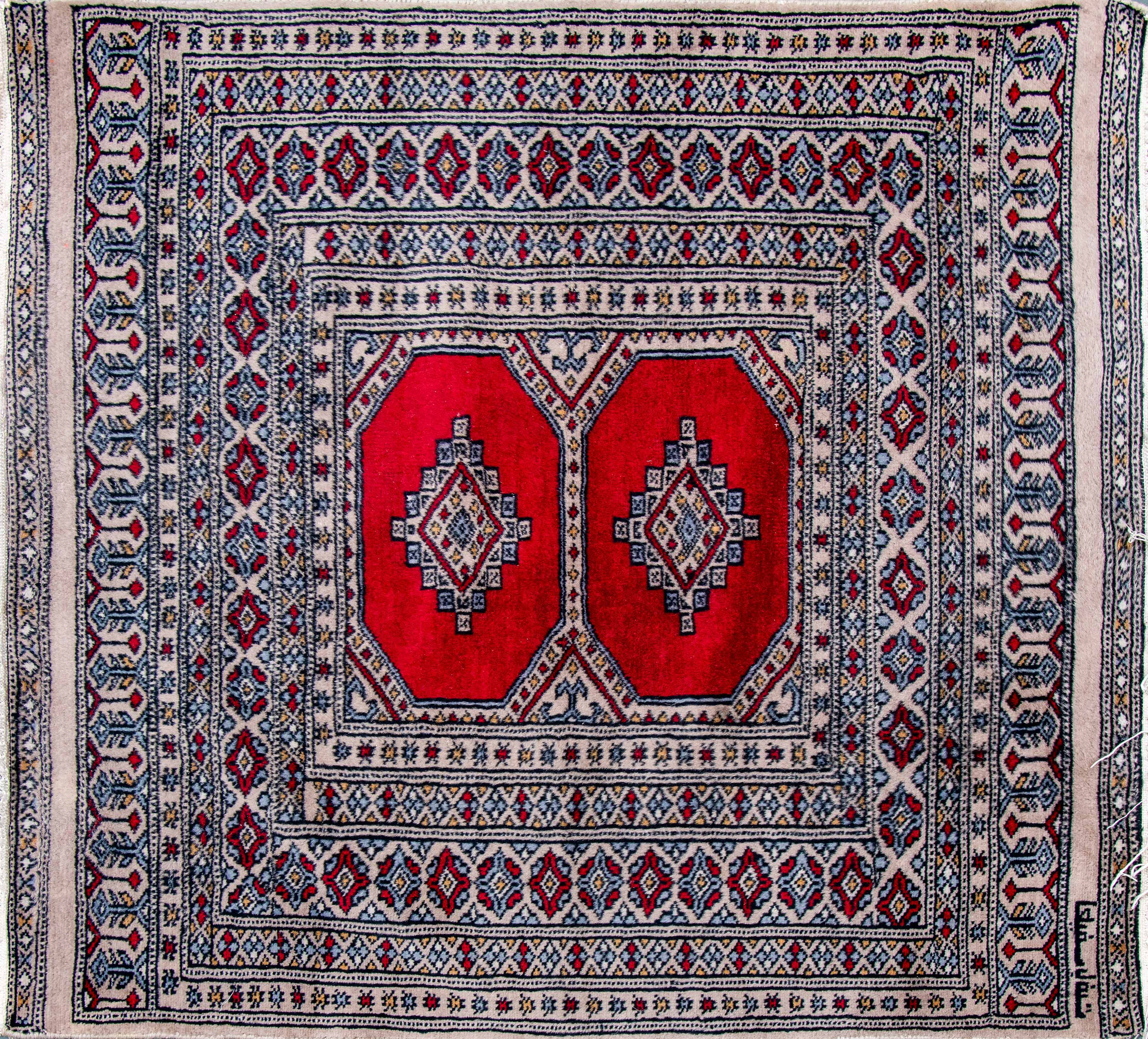 Alfombra de Bokhara, Irán S.XX. Con decoración de motivos dyrnak sobre fondo rojo.
Medidas: 105 x...