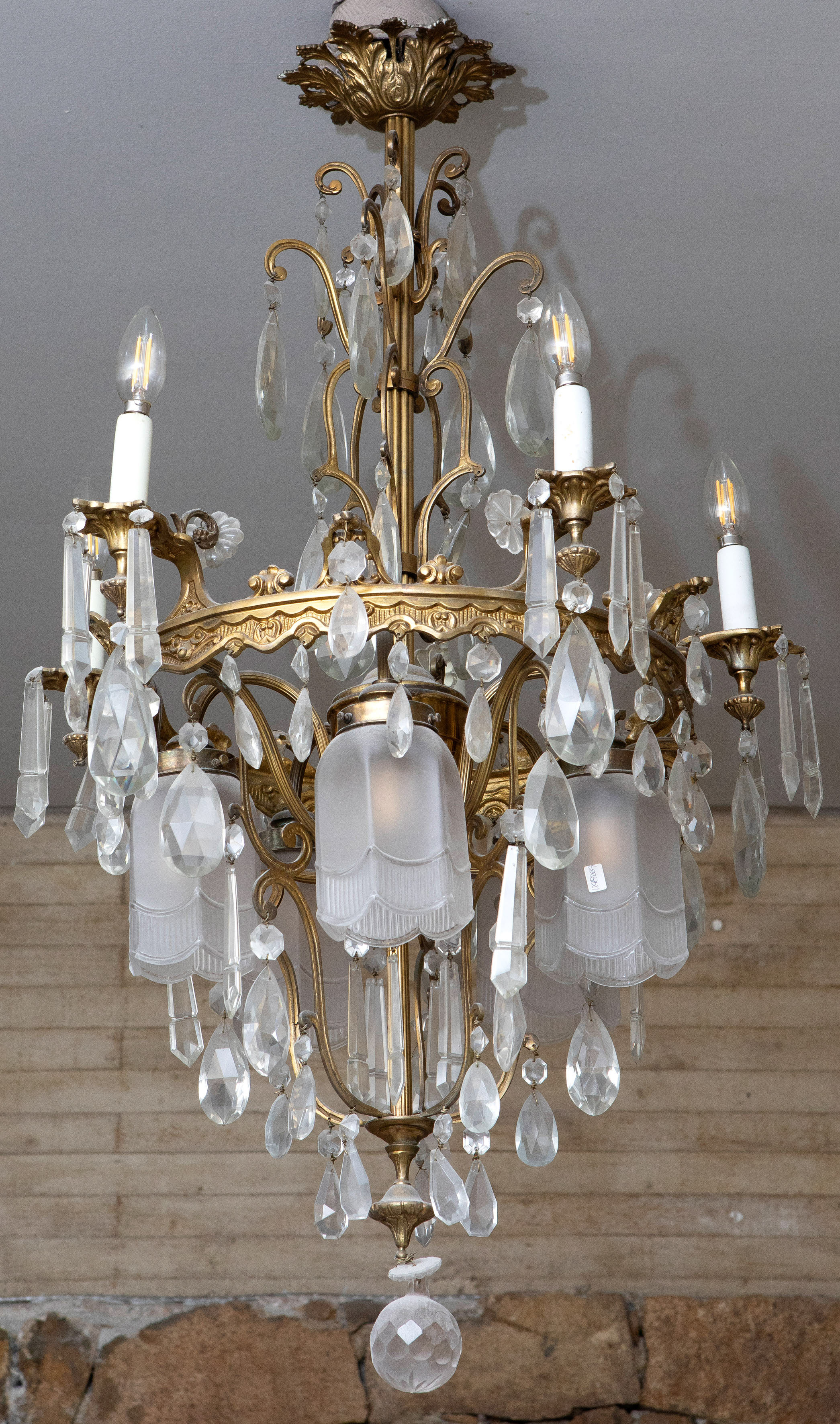 Lámpara de techo en cristal tallado de seis luces con lágrimas y tulipas colgantes. Remata una...