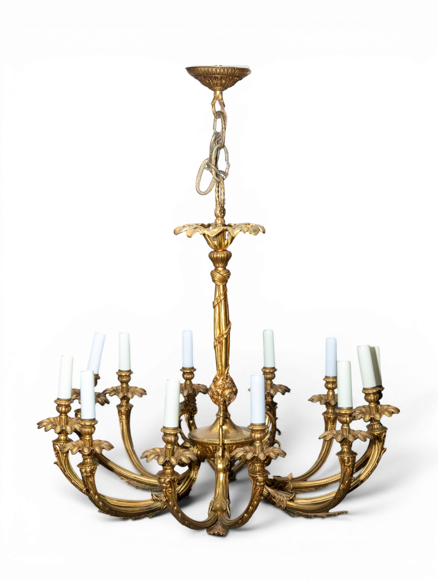 Lámpara de techo en bronce dorado, estilo Luis XVI con doce brazos de luz.
Altura: 66 cm.