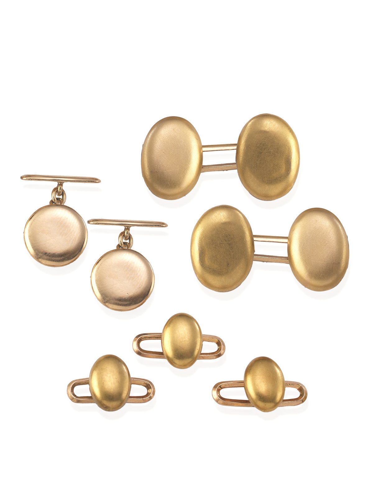  BOTONADURA. TRES BOTONES DE ORO AMARILLO DE 18K, Y DOS PARES DE GEMELOS, GEMELOS CIRCULOS Y GEMELOS DOBLE OVALO.