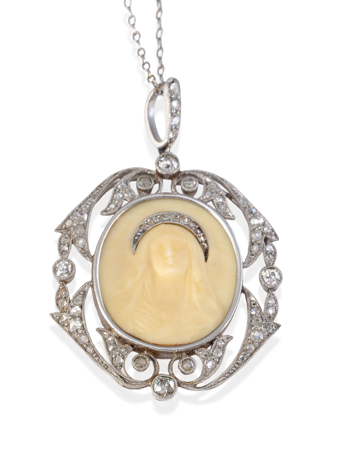   DELICADA MEDALLA BELLE EPOQUE, CON IMAGEN DE LA VIRGEN CORONADA EN HUESO. ORLADA POR BRILLANTES Y PERLITAS. Montura en platino.